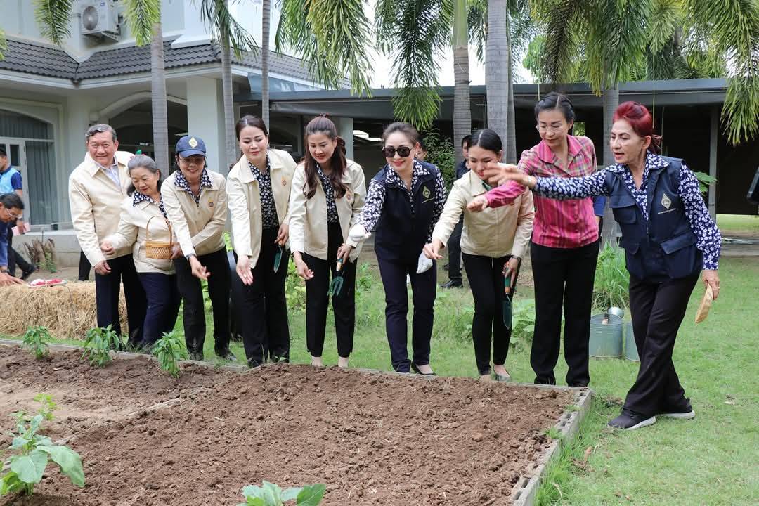 ผู้ว่าราชการจังหวัดกาญจนบุรี เปิดจวนปลูกผักสวนครัว เป็นต้นแบบผู้นำต้องทำก่อน เพื่อสร้างความมั่นคงทางอาหาร ตามแนวพระราชดำริสมเด็จพระกนิษฐาธิราชเจ้า กรมสมเด็จพระเทพรัตนราชสุดาฯ สยามบรมราชกุมารี