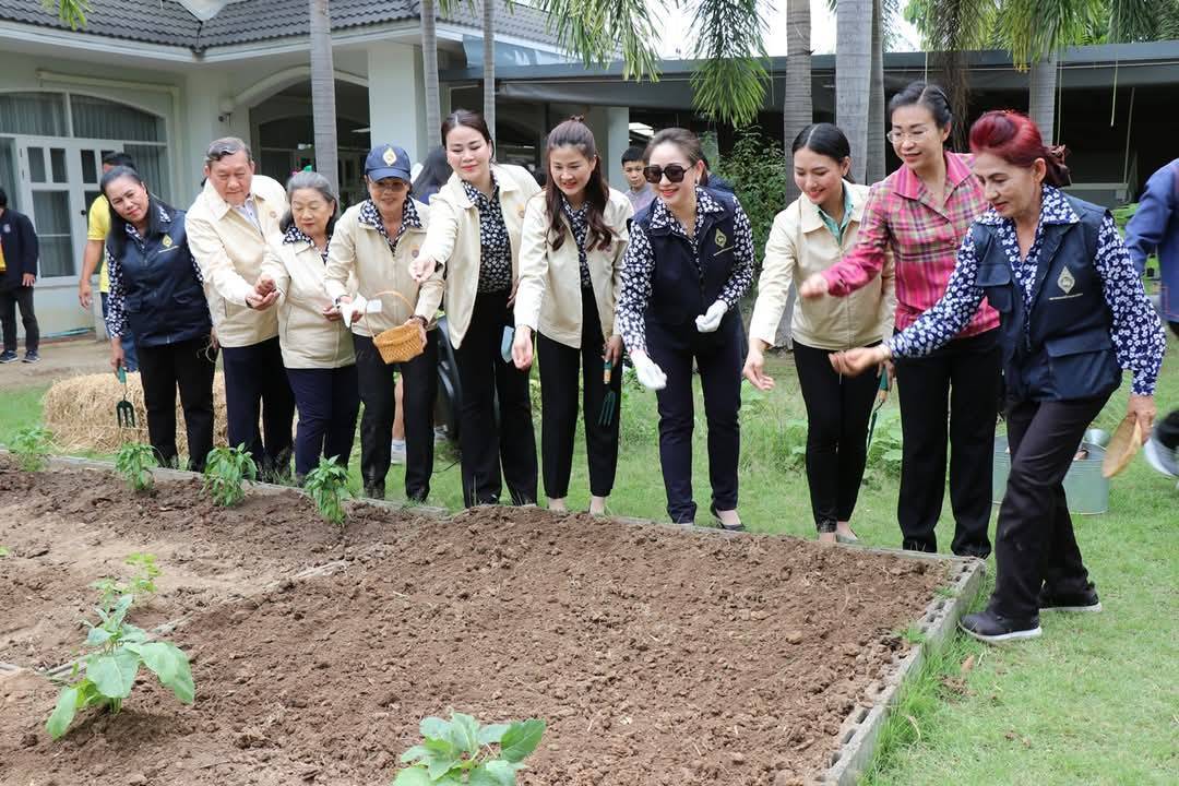 ผู้ว่าราชการจังหวัดกาญจนบุรี เปิดจวนปลูกผักสวนครัว เป็นต้นแบบผู้นำต้องทำก่อน เพื่อสร้างความมั่นคงทางอาหาร ตามแนวพระราชดำริสมเด็จพระกนิษฐาธิราชเจ้า กรมสมเด็จพระเทพรัตนราชสุดาฯ สยามบรมราชกุมารี