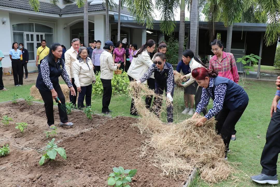 ผู้ว่าราชการจังหวัดกาญจนบุรี เปิดจวนปลูกผักสวนครัว เป็นต้นแบบผู้นำต้องทำก่อน เพื่อสร้างความมั่นคงทางอาหาร ตามแนวพระราชดำริสมเด็จพระกนิษฐาธิราชเจ้า กรมสมเด็จพระเทพรัตนราชสุดาฯ สยามบรมราชกุมารี