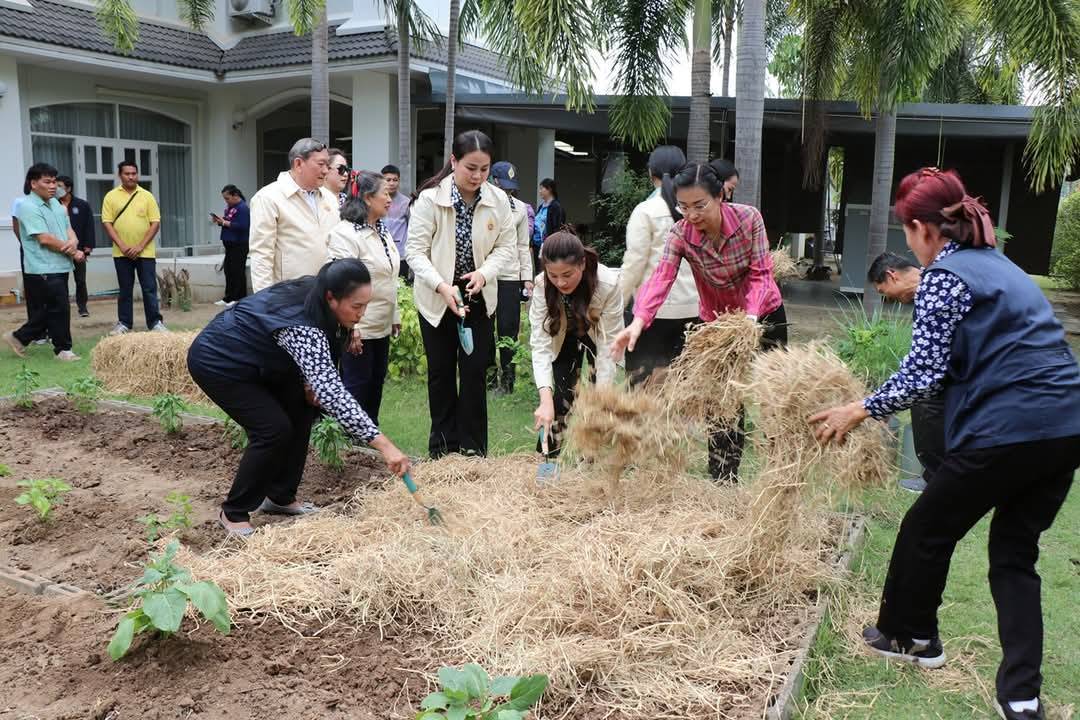 ผู้ว่าราชการจังหวัดกาญจนบุรี เปิดจวนปลูกผักสวนครัว เป็นต้นแบบผู้นำต้องทำก่อน เพื่อสร้างความมั่นคงทางอาหาร ตามแนวพระราชดำริสมเด็จพระกนิษฐาธิราชเจ้า กรมสมเด็จพระเทพรัตนราชสุดาฯ สยามบรมราชกุมารี