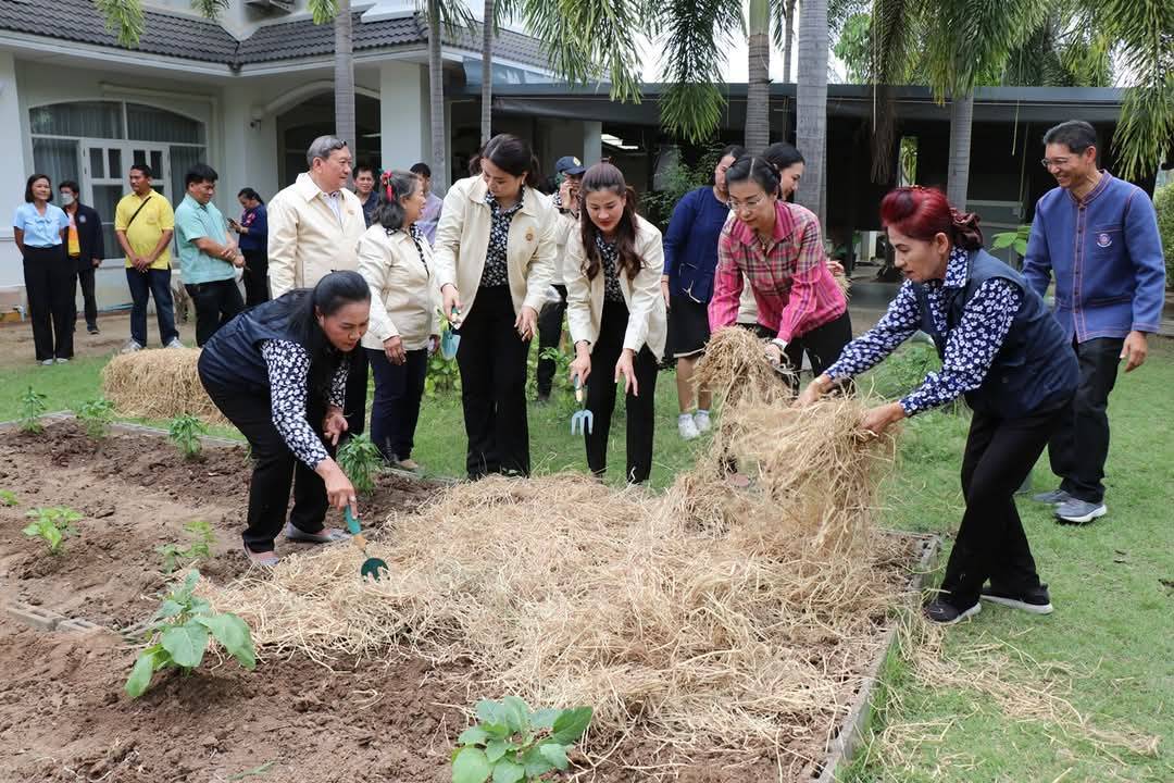 ผู้ว่าราชการจังหวัดกาญจนบุรี เปิดจวนปลูกผักสวนครัว เป็นต้นแบบผู้นำต้องทำก่อน เพื่อสร้างความมั่นคงทางอาหาร ตามแนวพระราชดำริสมเด็จพระกนิษฐาธิราชเจ้า กรมสมเด็จพระเทพรัตนราชสุดาฯ สยามบรมราชกุมารี