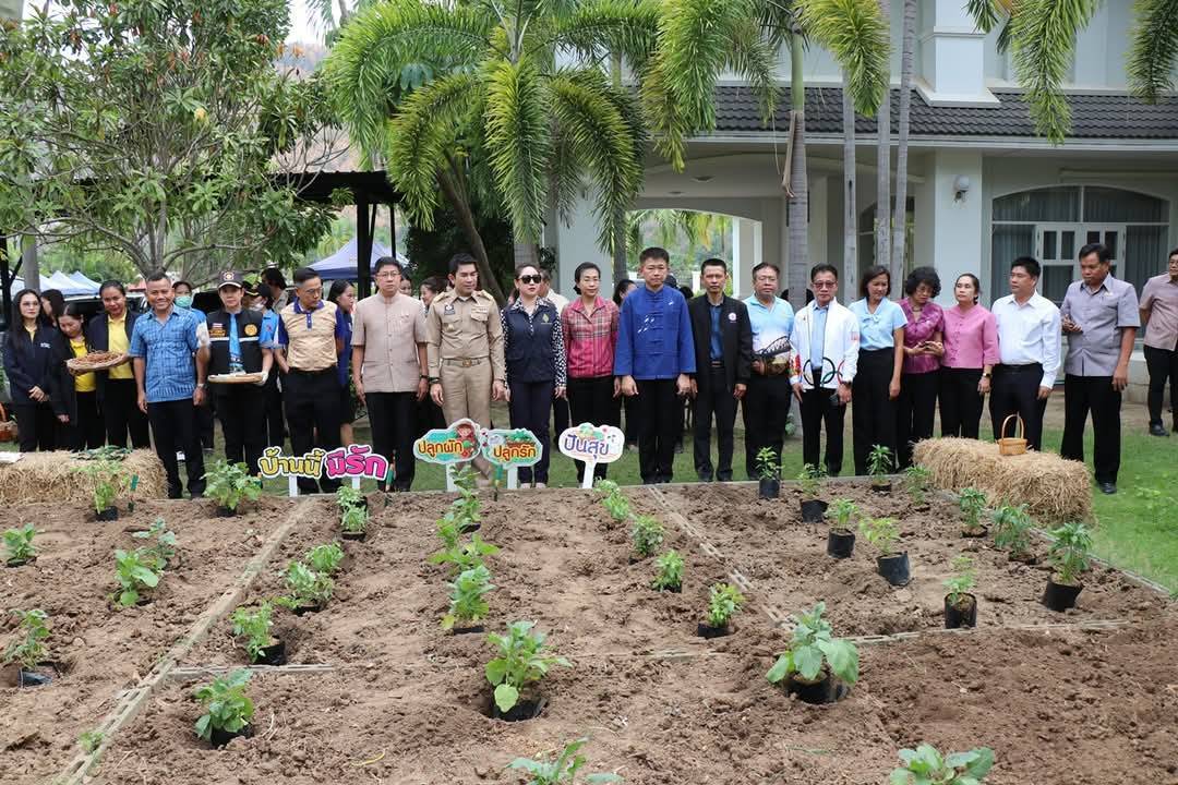 ผู้ว่าราชการจังหวัดกาญจนบุรี เปิดจวนปลูกผักสวนครัว เป็นต้นแบบผู้นำต้องทำก่อน เพื่อสร้างความมั่นคงทางอาหาร ตามแนวพระราชดำริสมเด็จพระกนิษฐาธิราชเจ้า กรมสมเด็จพระเทพรัตนราชสุดาฯ สยามบรมราชกุมารี