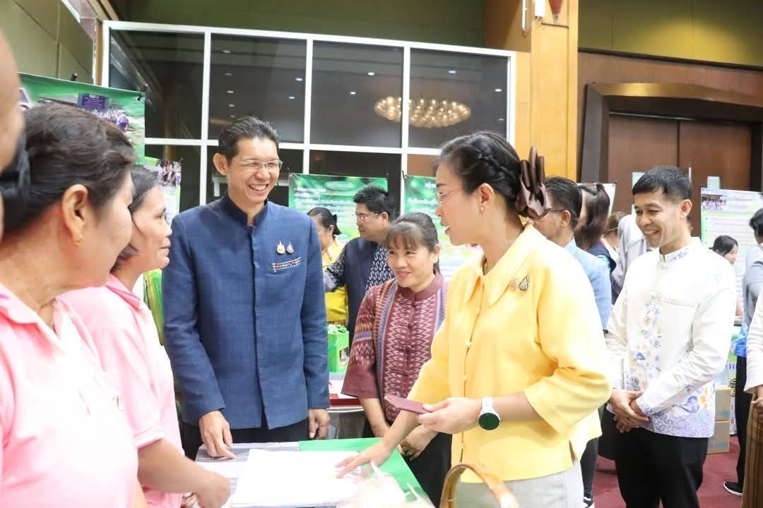 พช.กาญจนบุรี จัดงาน“มหกรรมการออม 51 ปี ทุนชุมชนขับเคลื่อนเศรษฐกิจฐานราก (ระดับภูมิภาค)” จังหวัดกาญจนบุรี เพื่อส่งเสริมให้คนในชุมชนร่วมกันออมเงินและบริหารจัดการในรูปแบบคณะกรรมการด้วยหลักธรรมาภิบาล เพื่อสร้างแหล่งเงินทุน ยกระดับคุณภาพชีวิตของประชาชน