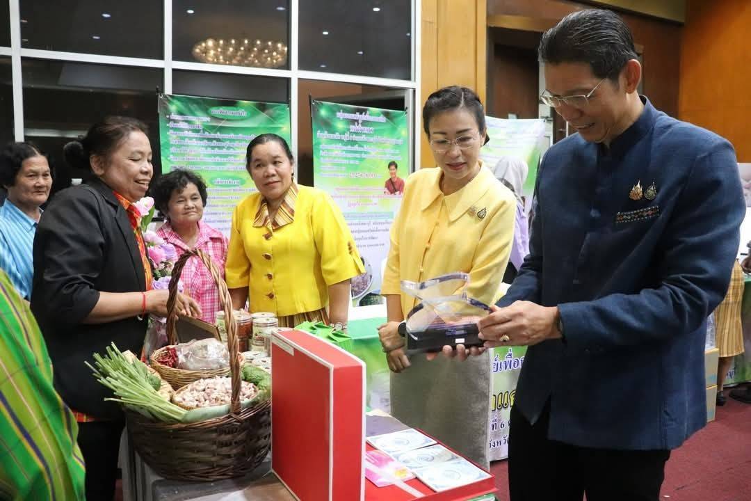 พช.กาญจนบุรี จัดงาน“มหกรรมการออม 51 ปี ทุนชุมชนขับเคลื่อนเศรษฐกิจฐานราก (ระดับภูมิภาค)” จังหวัดกาญจนบุรี เพื่อส่งเสริมให้คนในชุมชนร่วมกันออมเงินและบริหารจัดการในรูปแบบคณะกรรมการด้วยหลักธรรมาภิบาล เพื่อสร้างแหล่งเงินทุน ยกระดับคุณภาพชีวิตของประชาชน