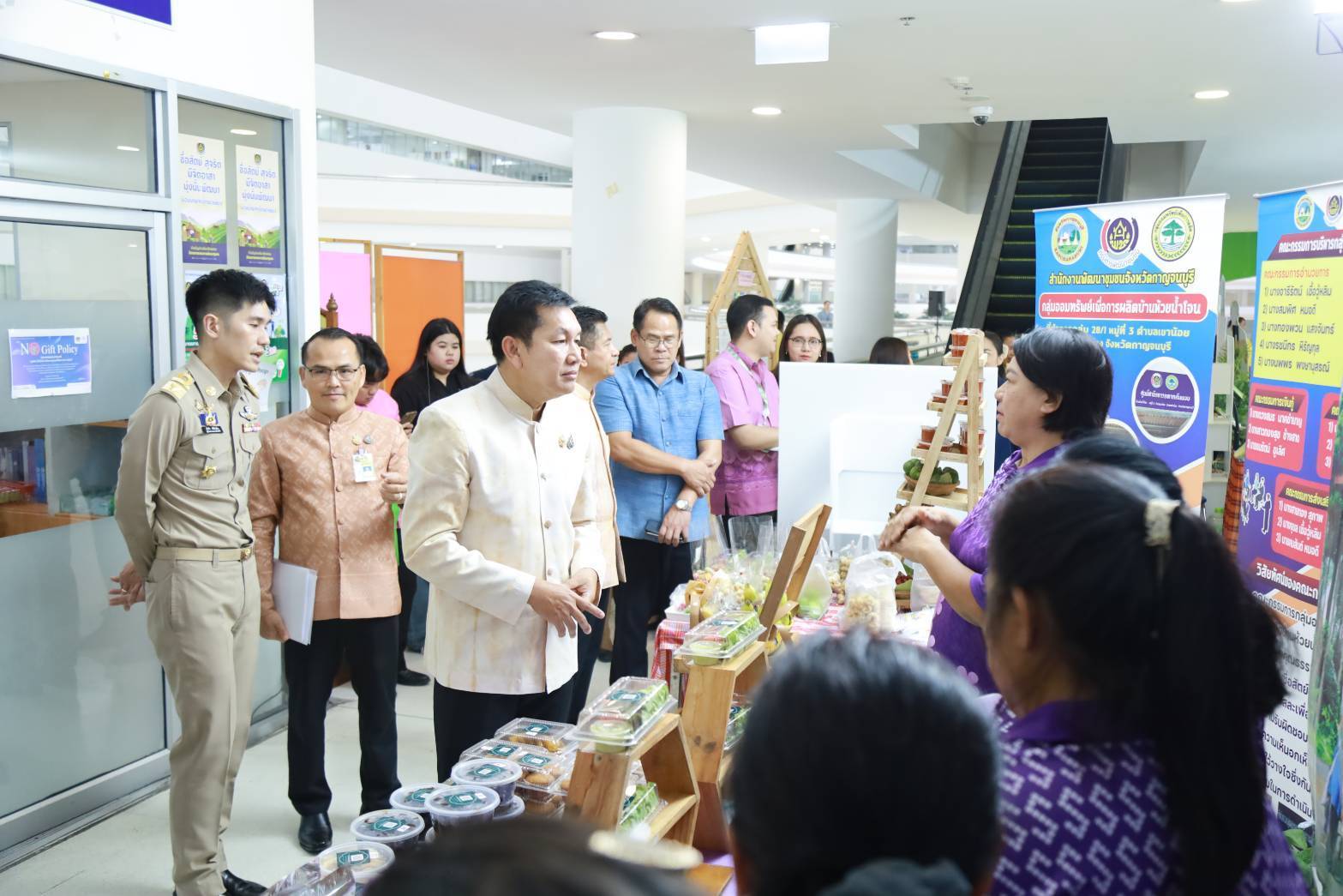 พช.กาญจนบุรี นำเครือข่ายกลุ่มออมทรัพย์เพื่อการผลิตห้วยน้ำโจน จัดนิทรรศการแสดงผลความสำเร็จในงานมหกรรมการออม 51 ปี ทุนชุมชนขับเคลื่อนเศรษฐกิจฐานราก (ระดับกรมฯ) กรมการพัฒนาชุมชน