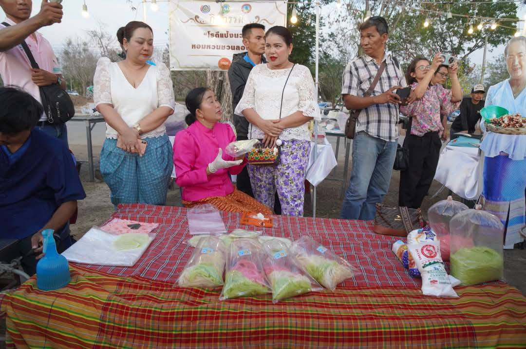 พช.กาญจนบุรี จัดงานนิทรรศการโปรแกรมของผู้จัดโปรแกรมการท่องเที่ยวเชิงสร้างสรรค์ ตามแนวทาง D-HOPE หมู่บ้านท่องเที่ยว OTOP นวัตวิถีบ้านดอนเจดีย์ ระหว่างวันที่ 14-16 มีนาคม 2568