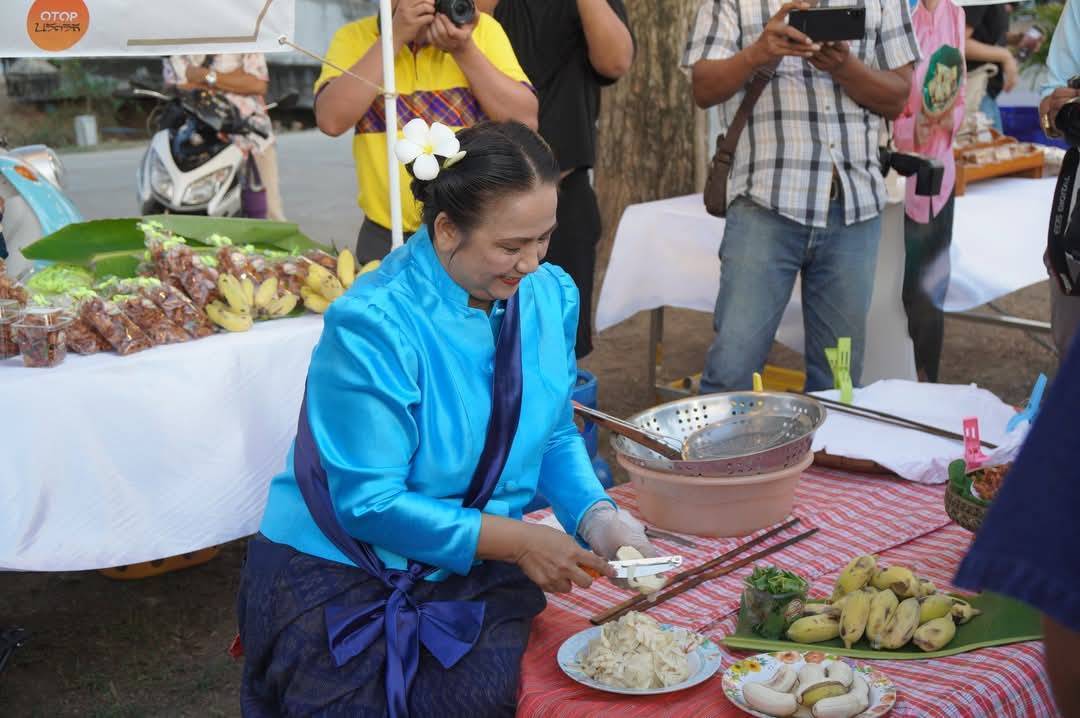 พช.กาญจนบุรี จัดงานนิทรรศการโปรแกรมของผู้จัดโปรแกรมการท่องเที่ยวเชิงสร้างสรรค์ ตามแนวทาง D-HOPE หมู่บ้านท่องเที่ยว OTOP นวัตวิถีบ้านดอนเจดีย์ ระหว่างวันที่ 14-16 มีนาคม 2568