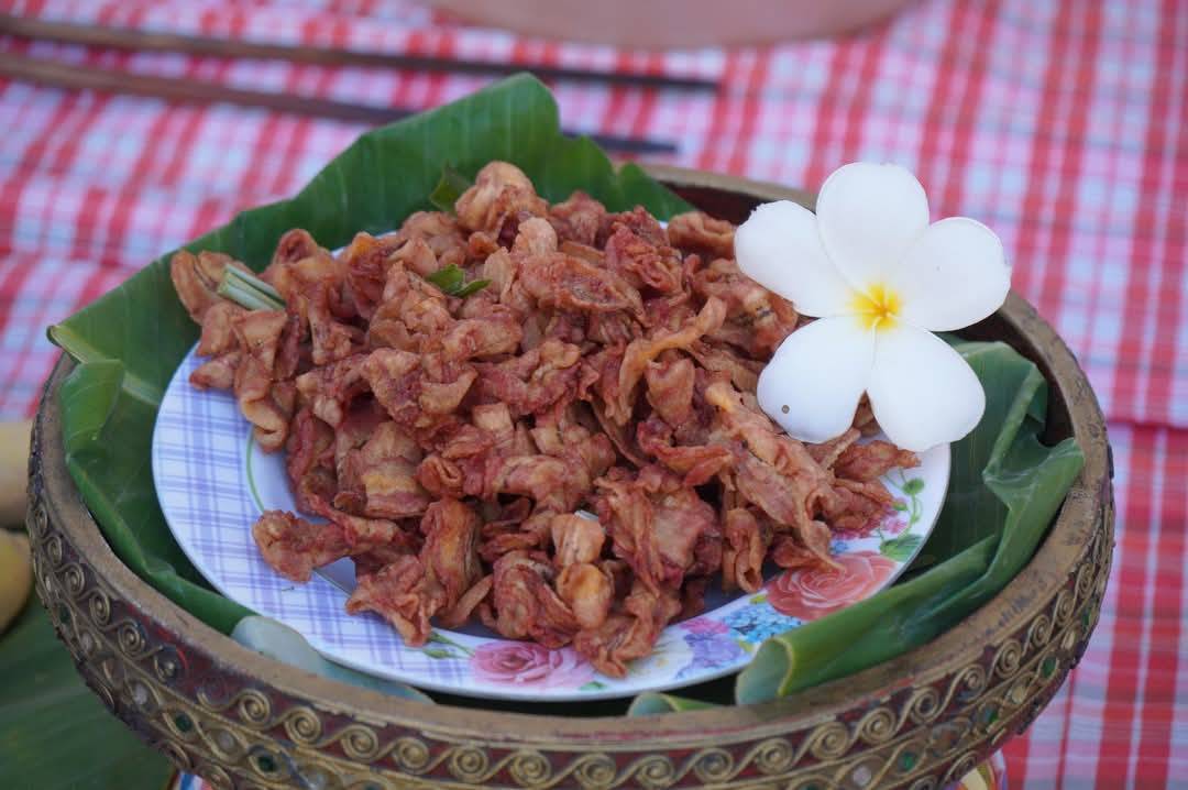 พช.กาญจนบุรี จัดงานนิทรรศการโปรแกรมของผู้จัดโปรแกรมการท่องเที่ยวเชิงสร้างสรรค์ ตามแนวทาง D-HOPE หมู่บ้านท่องเที่ยว OTOP นวัตวิถีบ้านดอนเจดีย์ ระหว่างวันที่ 14-16 มีนาคม 2568