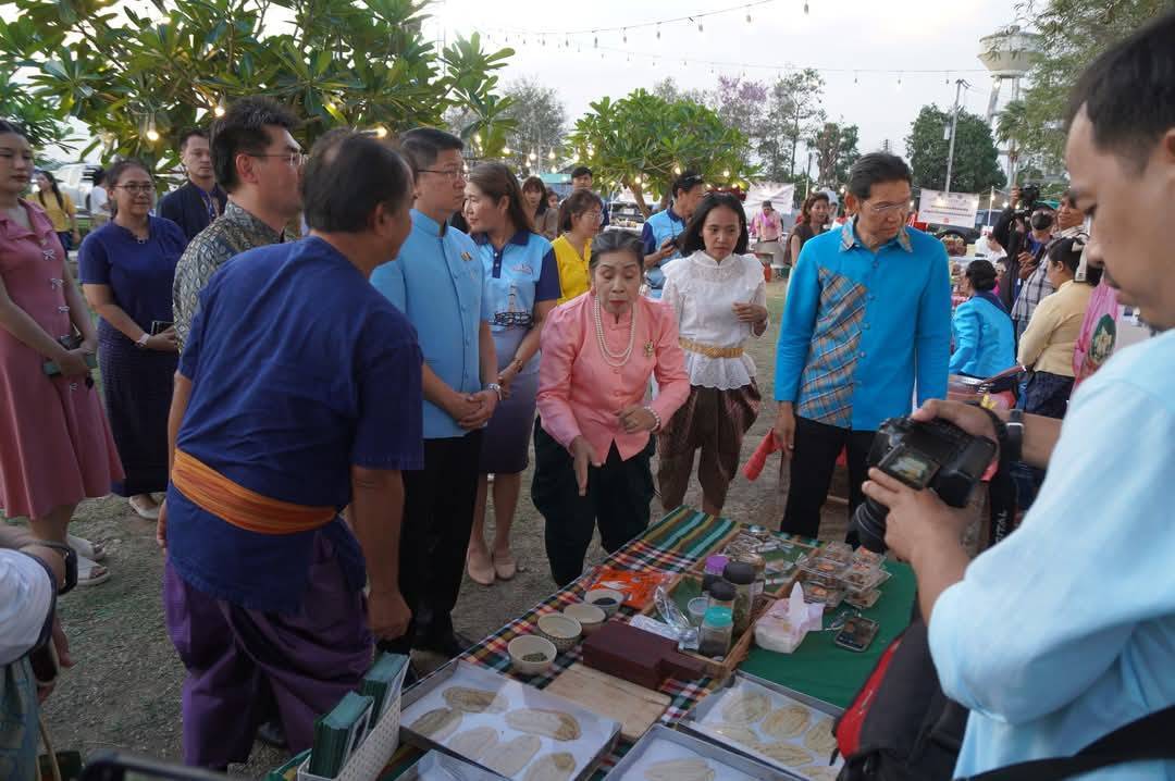 พช.กาญจนบุรี จัดงานนิทรรศการโปรแกรมของผู้จัดโปรแกรมการท่องเที่ยวเชิงสร้างสรรค์ ตามแนวทาง D-HOPE หมู่บ้านท่องเที่ยว OTOP นวัตวิถีบ้านดอนเจดีย์ ระหว่างวันที่ 14-16 มีนาคม 2568