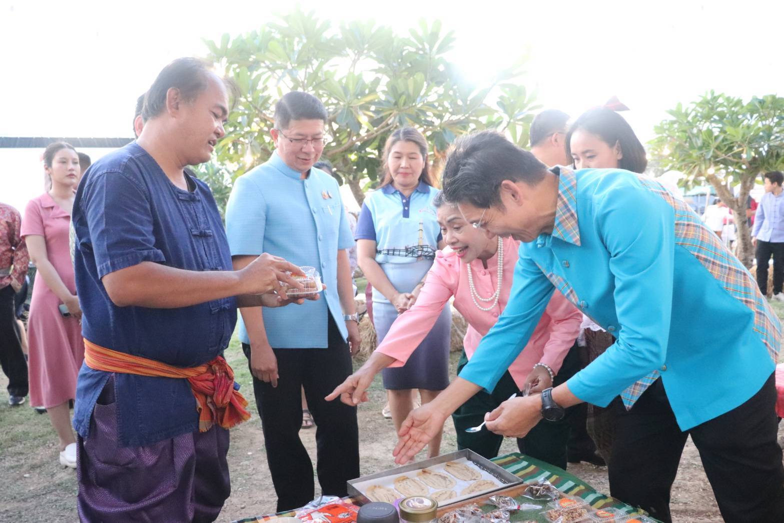 พช.กาญจนบุรี จัดงานนิทรรศการโปรแกรมของผู้จัดโปรแกรมการท่องเที่ยวเชิงสร้างสรรค์ ตามแนวทาง D-HOPE หมู่บ้านท่องเที่ยว OTOP นวัตวิถีบ้านดอนเจดีย์ ระหว่างวันที่ 14-16 มีนาคม 2568