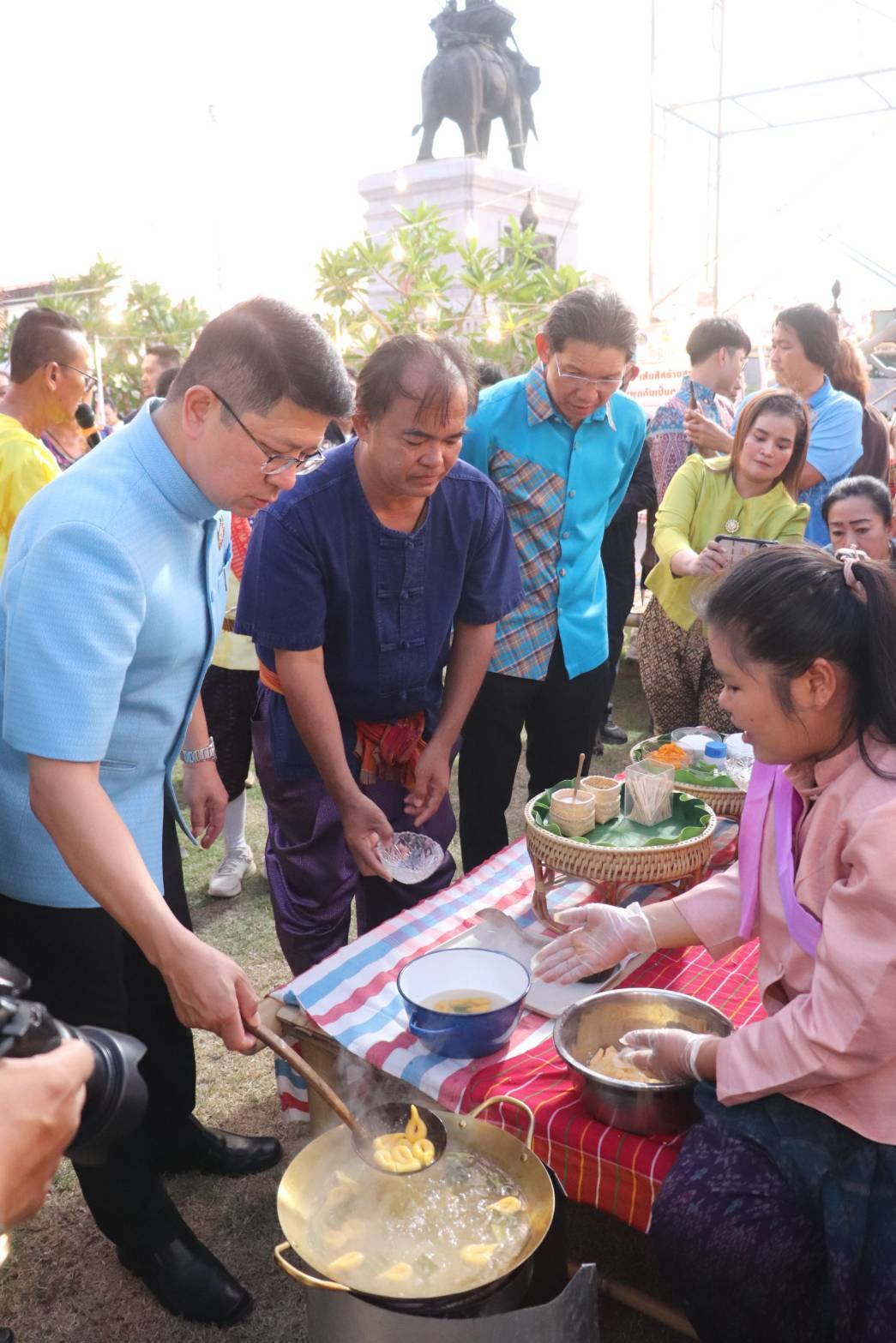 พช.กาญจนบุรี จัดงานนิทรรศการโปรแกรมของผู้จัดโปรแกรมการท่องเที่ยวเชิงสร้างสรรค์ ตามแนวทาง D-HOPE หมู่บ้านท่องเที่ยว OTOP นวัตวิถีบ้านดอนเจดีย์ ระหว่างวันที่ 14-16 มีนาคม 2568