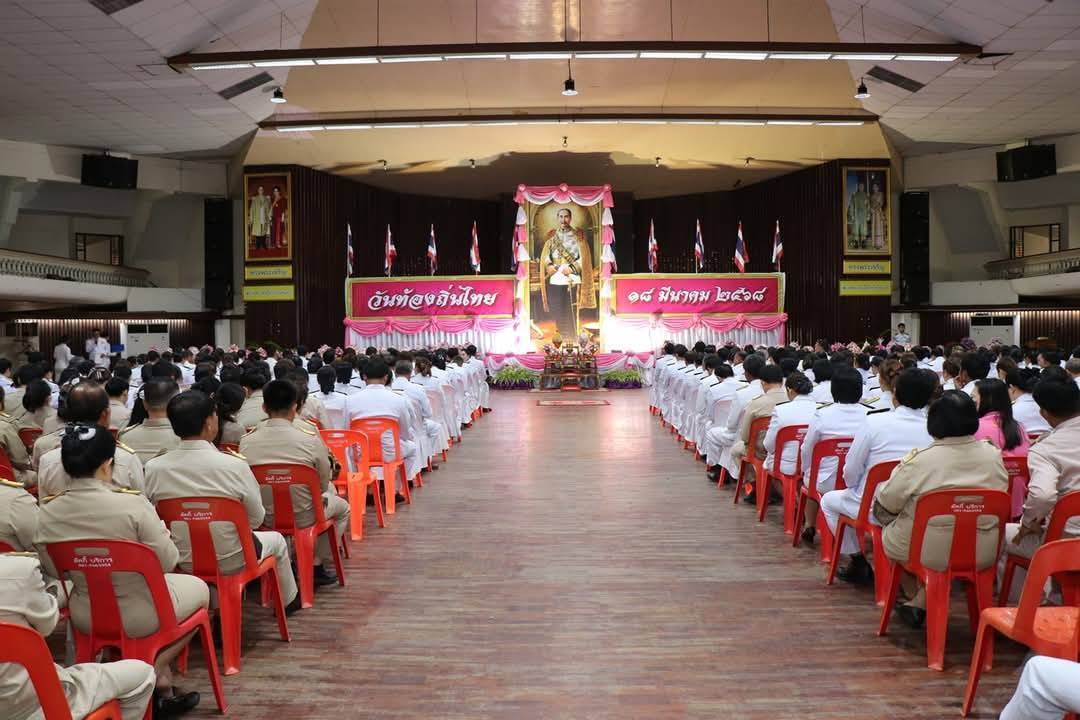 พช.กาญจนบุรี ร่วมพิธีถวายราชสดุดี พระบาทสมเด็จพระจุลจอมเกล้าเจ้าอยู่หัว พระปิยมหาราชเจ้า เนื่องในวันท้องถิ่นไทย ประจำปี 2568