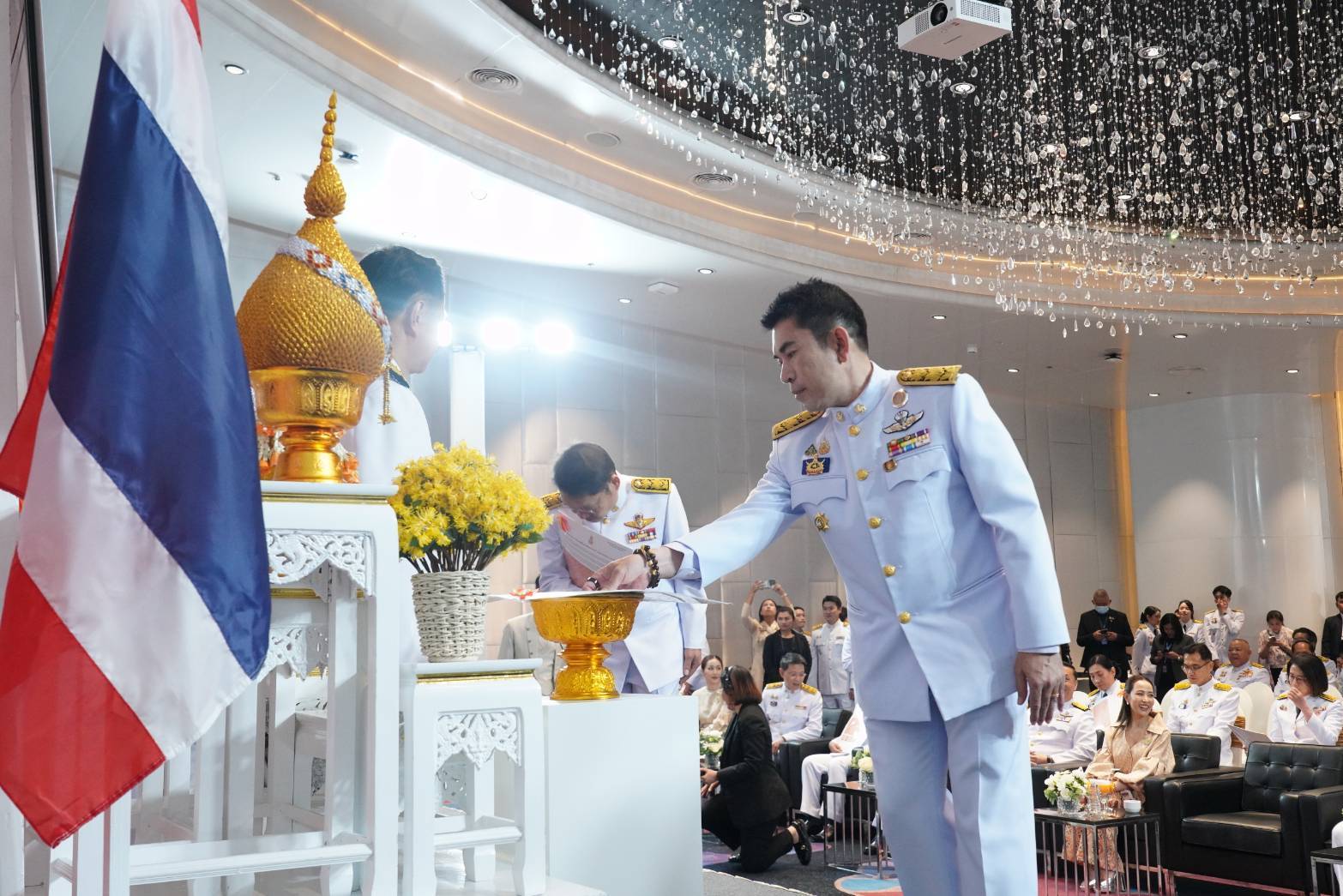 ผู้ว่าราชการจังหวัดกาญจนบุรี รับมอบลายผ้าพระราชทาน “ผ้าลายสิริราชพัสตราภรณ์” เพื่อเชิญไปมอบแก่ช่างทอผ้าและช่างหัตถกรรมไทยในจังหวัดกาญจนบุรี