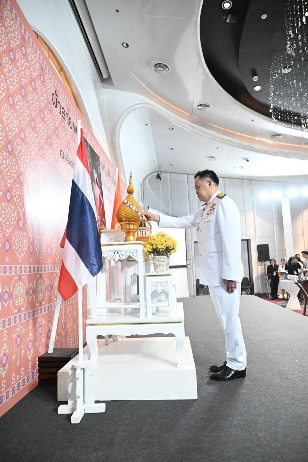 ผู้ว่าราชการจังหวัดกาญจนบุรี รับมอบลายผ้าพระราชทาน “ผ้าลายสิริราชพัสตราภรณ์” เพื่อเชิญไปมอบแก่ช่างทอผ้าและช่างหัตถกรรมไทยในจังหวัดกาญจนบุรี