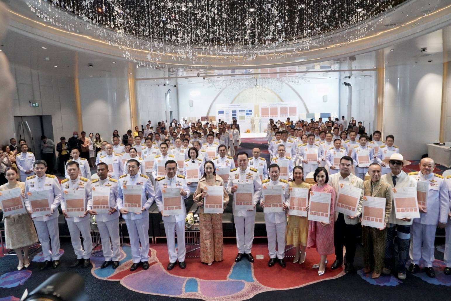 ผู้ว่าราชการจังหวัดกาญจนบุรี รับมอบลายผ้าพระราชทาน “ผ้าลายสิริราชพัสตราภรณ์” เพื่อเชิญไปมอบแก่ช่างทอผ้าและช่างหัตถกรรมไทยในจังหวัดกาญจนบุรี