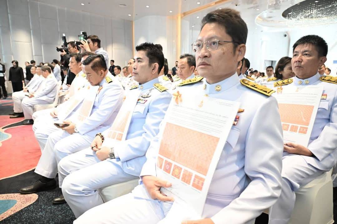 ผู้ว่าราชการจังหวัดกาญจนบุรี รับมอบลายผ้าพระราชทาน “ผ้าลายสิริราชพัสตราภรณ์” เพื่อเชิญไปมอบแก่ช่างทอผ้าและช่างหัตถกรรมไทยในจังหวัดกาญจนบุรี
