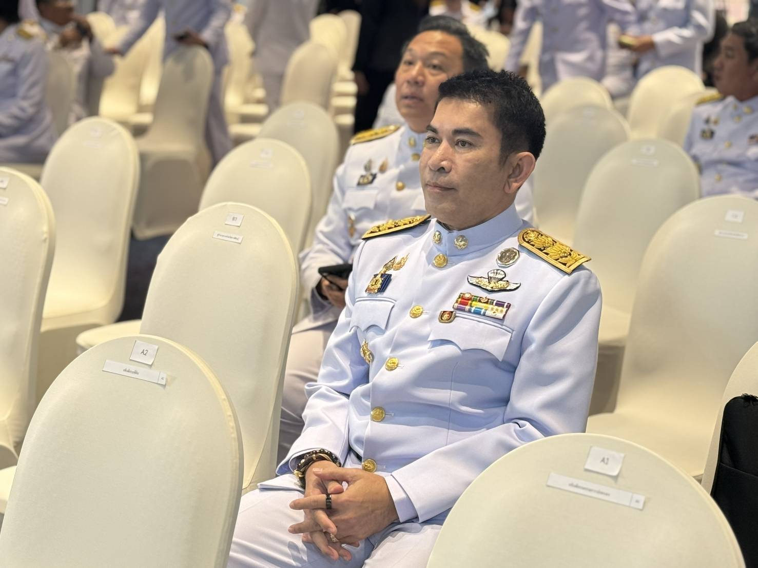 ผู้ว่าราชการจังหวัดกาญจนบุรี รับมอบลายผ้าพระราชทาน “ผ้าลายสิริราชพัสตราภรณ์” เพื่อเชิญไปมอบแก่ช่างทอผ้าและช่างหัตถกรรมไทยในจังหวัดกาญจนบุรี