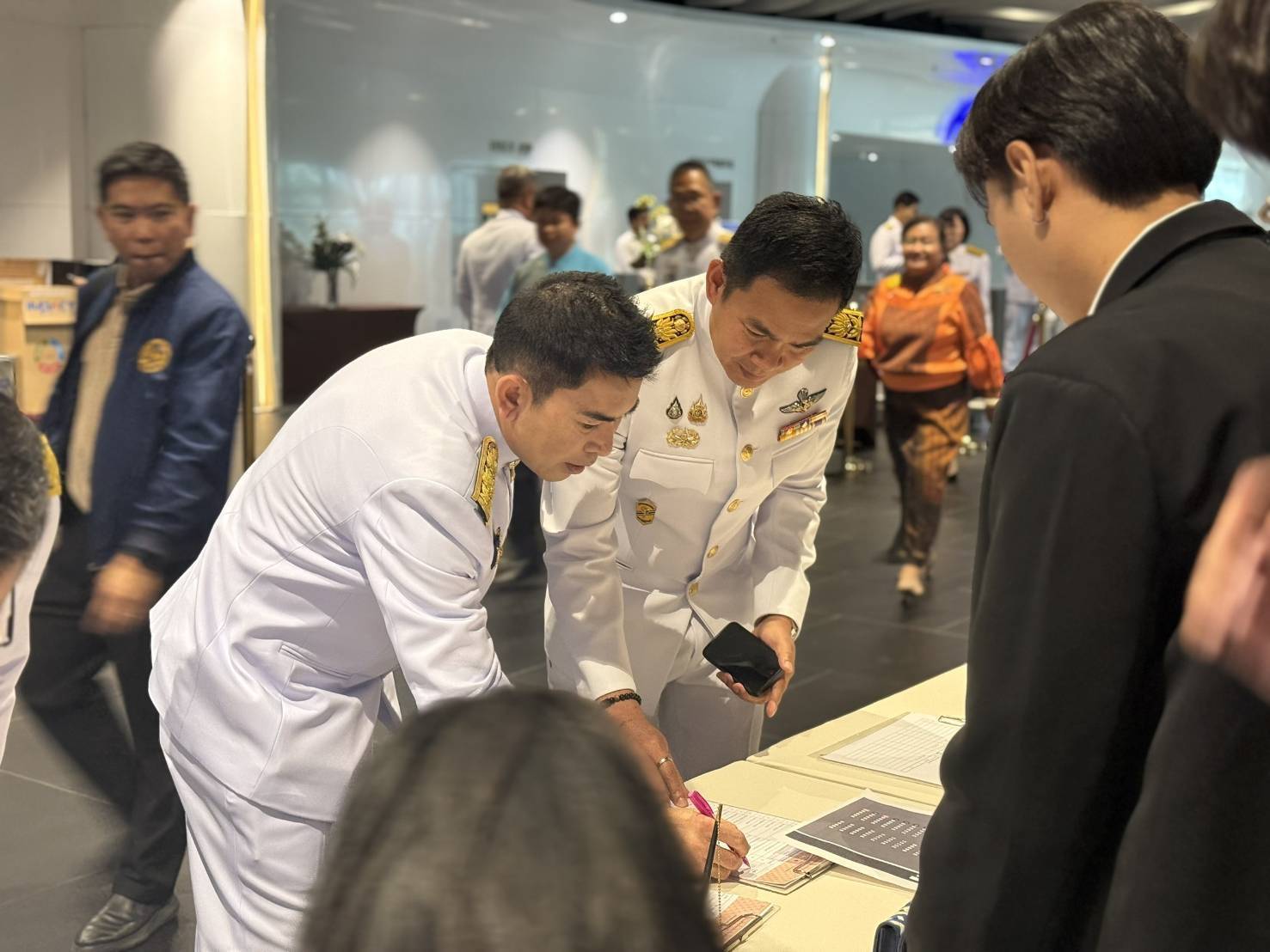 ผู้ว่าราชการจังหวัดกาญจนบุรี รับมอบลายผ้าพระราชทาน “ผ้าลายสิริราชพัสตราภรณ์” เพื่อเชิญไปมอบแก่ช่างทอผ้าและช่างหัตถกรรมไทยในจังหวัดกาญจนบุรี