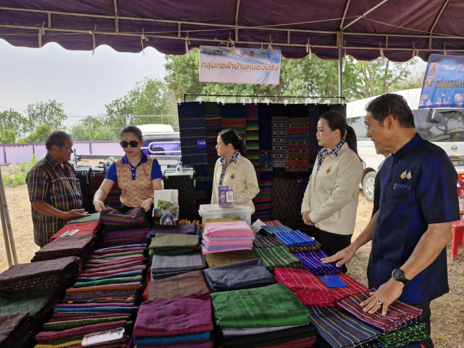 พช.กาญจนบุรี ร่วมลงพื้นที่มอบแนวทางการปฏิบัติราชการแก่กำนัน ผู้ใหญ่บ้าน และผู้บริหารท้องถิ่น พื้นที่อำเภอห้วยกระเจา ภายใต้วิสัยทัศน์ “กาญจนบุรี  เมืองแห่งความสุข”