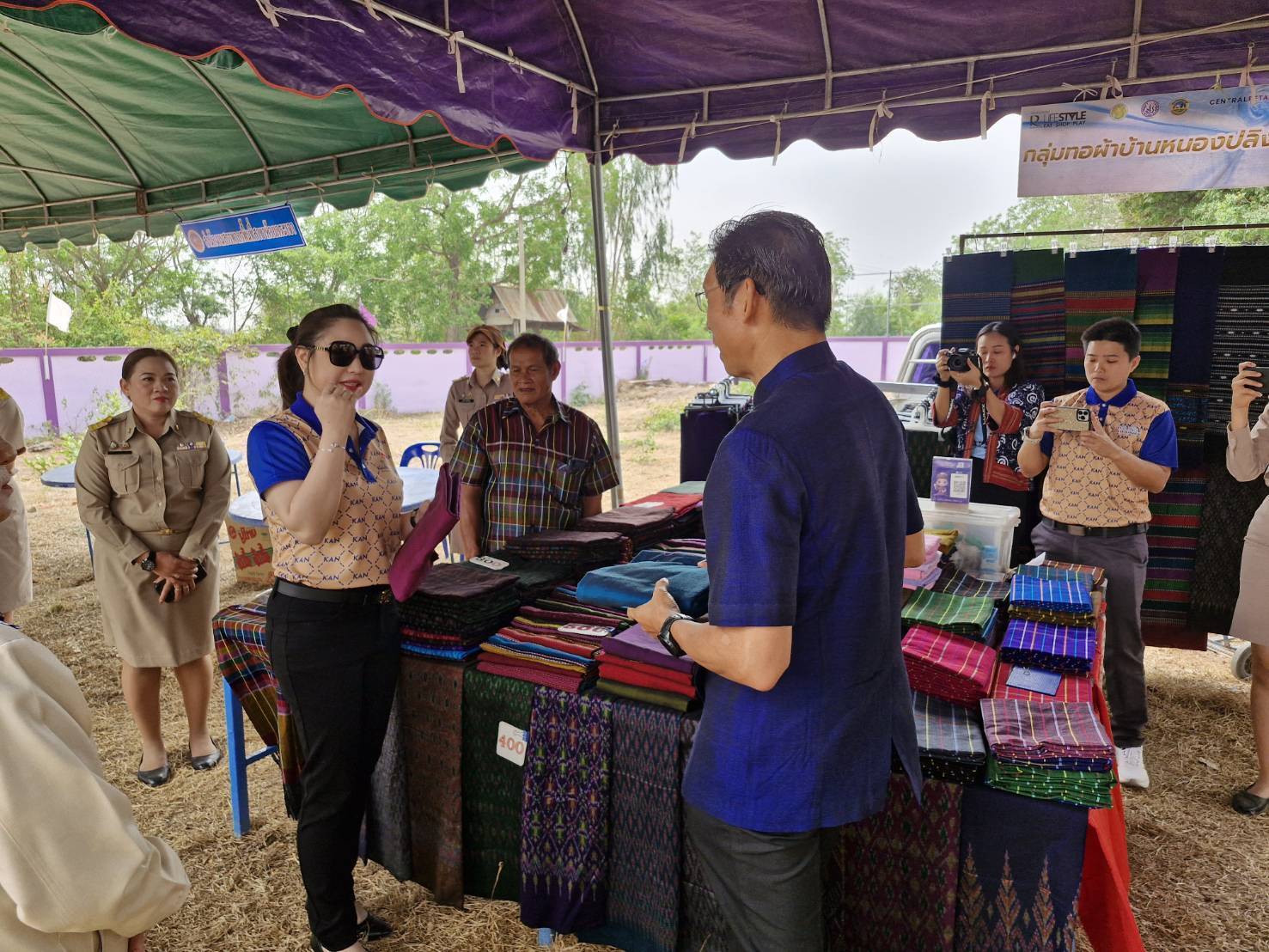 พช.กาญจนบุรี ร่วมลงพื้นที่มอบแนวทางการปฏิบัติราชการแก่กำนัน ผู้ใหญ่บ้าน และผู้บริหารท้องถิ่น พื้นที่อำเภอห้วยกระเจา ภายใต้วิสัยทัศน์ “กาญจนบุรี  เมืองแห่งความสุข”