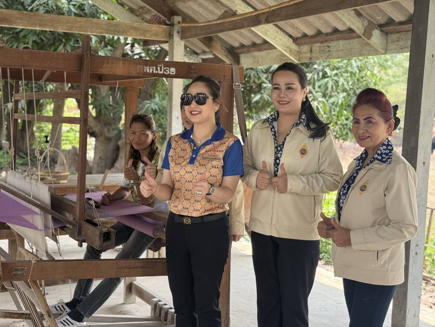 พช.กาญจนบุรี ร่วมลงพื้นที่มอบแนวทางการปฏิบัติราชการแก่กำนัน ผู้ใหญ่บ้าน และผู้บริหารท้องถิ่น พื้นที่อำเภอห้วยกระเจา ภายใต้วิสัยทัศน์ “กาญจนบุรี  เมืองแห่งความสุข”