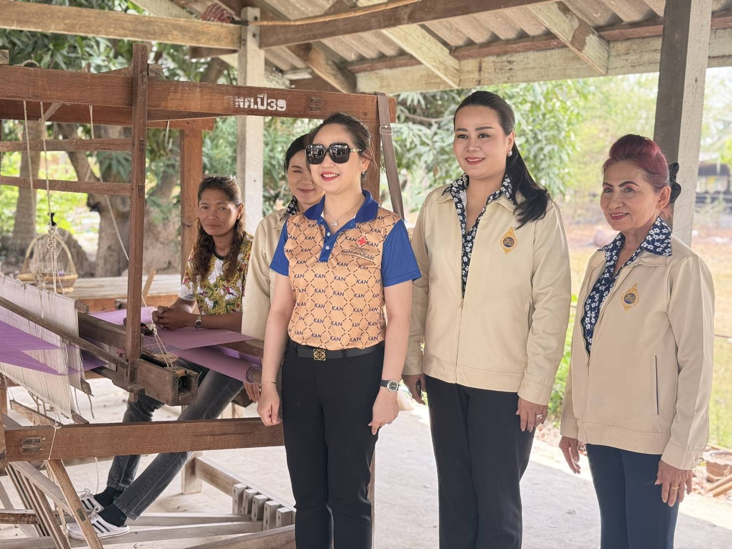 พช.กาญจนบุรี ร่วมลงพื้นที่มอบแนวทางการปฏิบัติราชการแก่กำนัน ผู้ใหญ่บ้าน และผู้บริหารท้องถิ่น พื้นที่อำเภอห้วยกระเจา ภายใต้วิสัยทัศน์ “กาญจนบุรี  เมืองแห่งความสุข”
