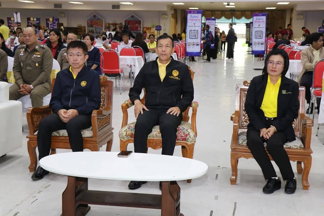 พช.กาญจนบุรี ร่วมกิจกรรม”มหกรรมแก้หนี้ สร้างวิถีแห่งความเป็นธรรม” ปีที่ 2