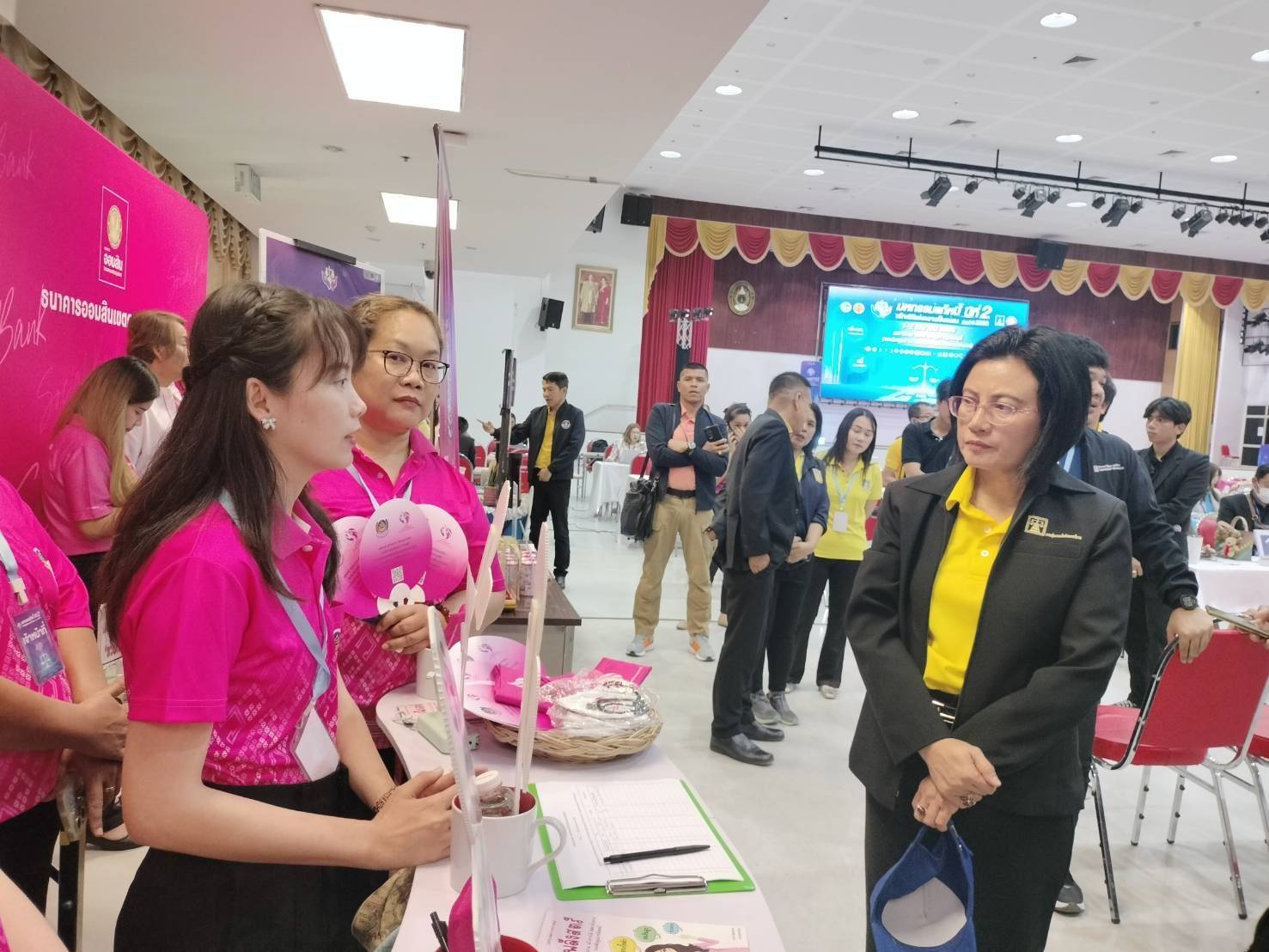 พช.กาญจนบุรี ร่วมกิจกรรม”มหกรรมแก้หนี้ สร้างวิถีแห่งความเป็นธรรม” ปีที่ 2