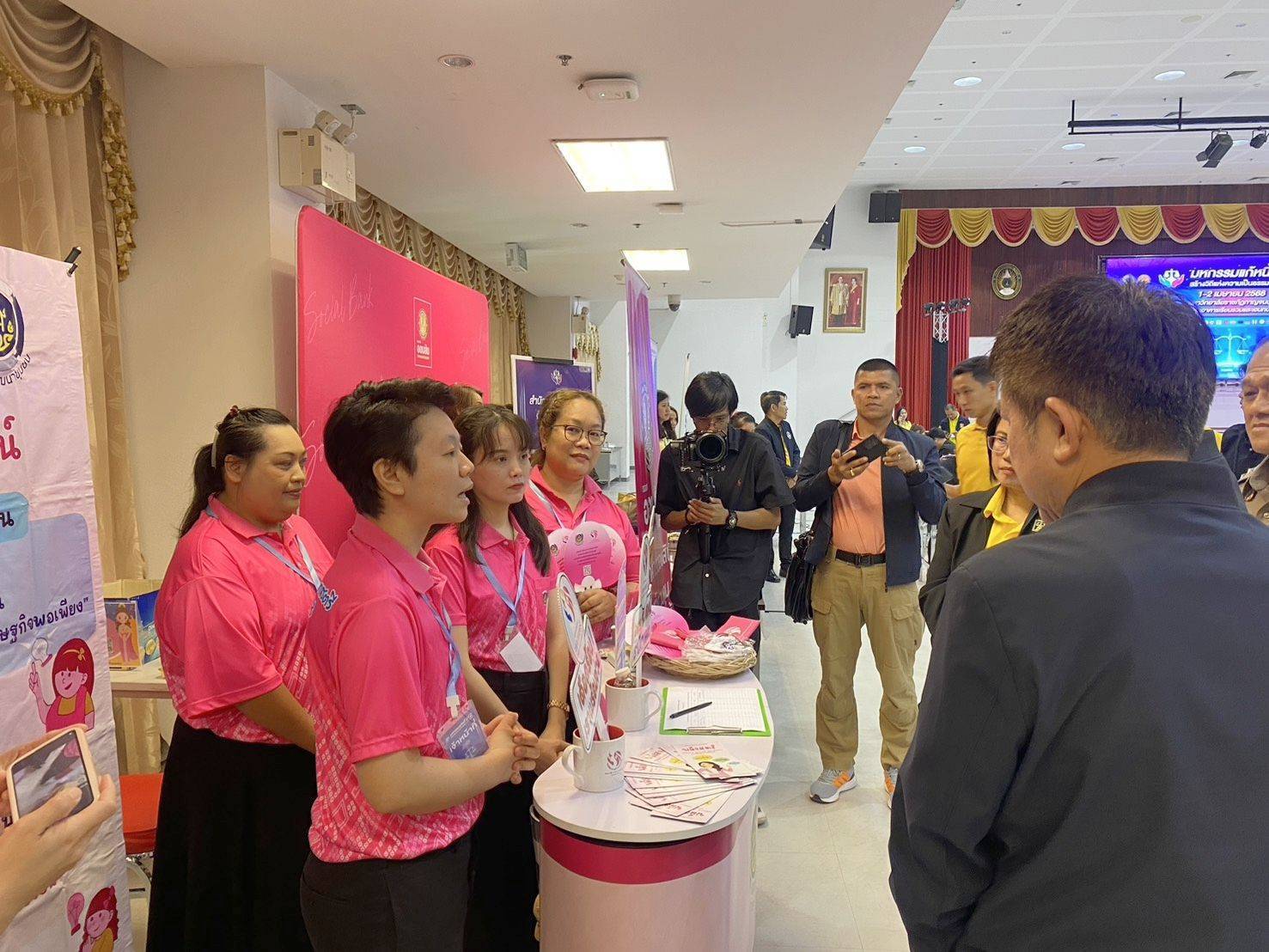 พช.กาญจนบุรี ร่วมกิจกรรม”มหกรรมแก้หนี้ สร้างวิถีแห่งความเป็นธรรม” ปีที่ 2