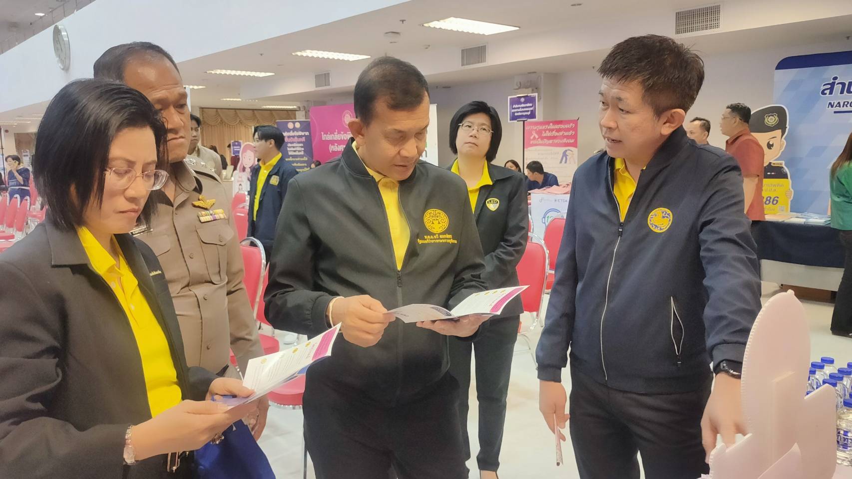 พช.กาญจนบุรี ร่วมกิจกรรม”มหกรรมแก้หนี้ สร้างวิถีแห่งความเป็นธรรม” ปีที่ 2