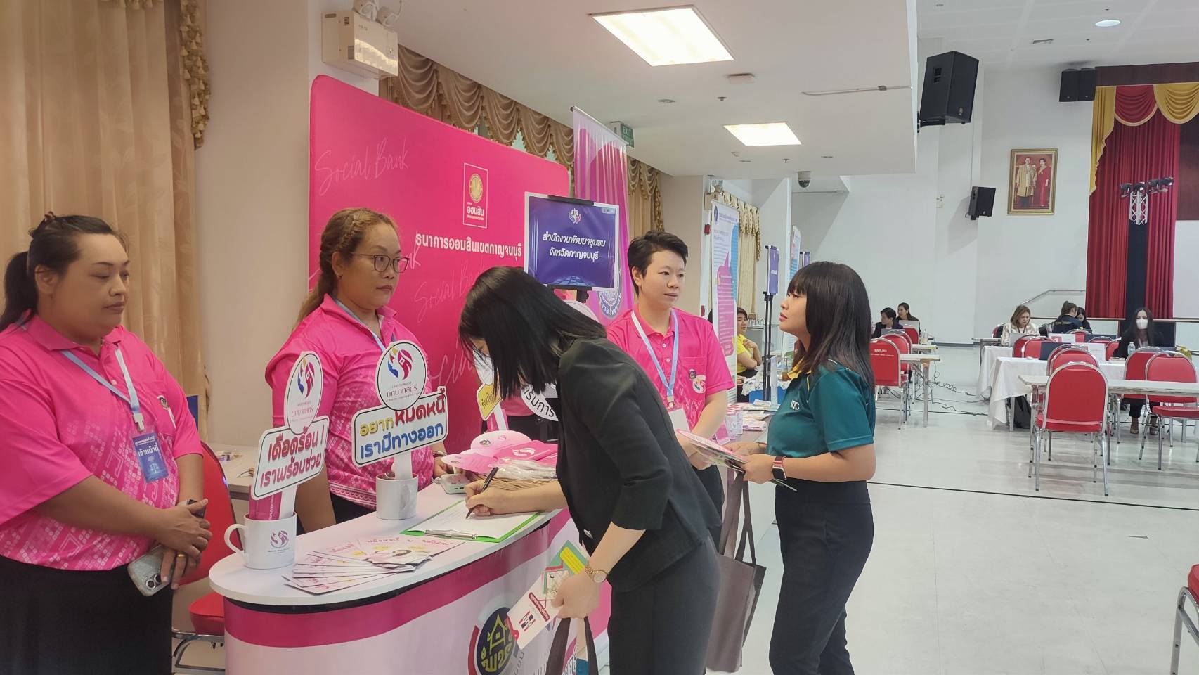 พช.กาญจนบุรี ร่วมกิจกรรม”มหกรรมแก้หนี้ สร้างวิถีแห่งความเป็นธรรม” ปีที่ 2