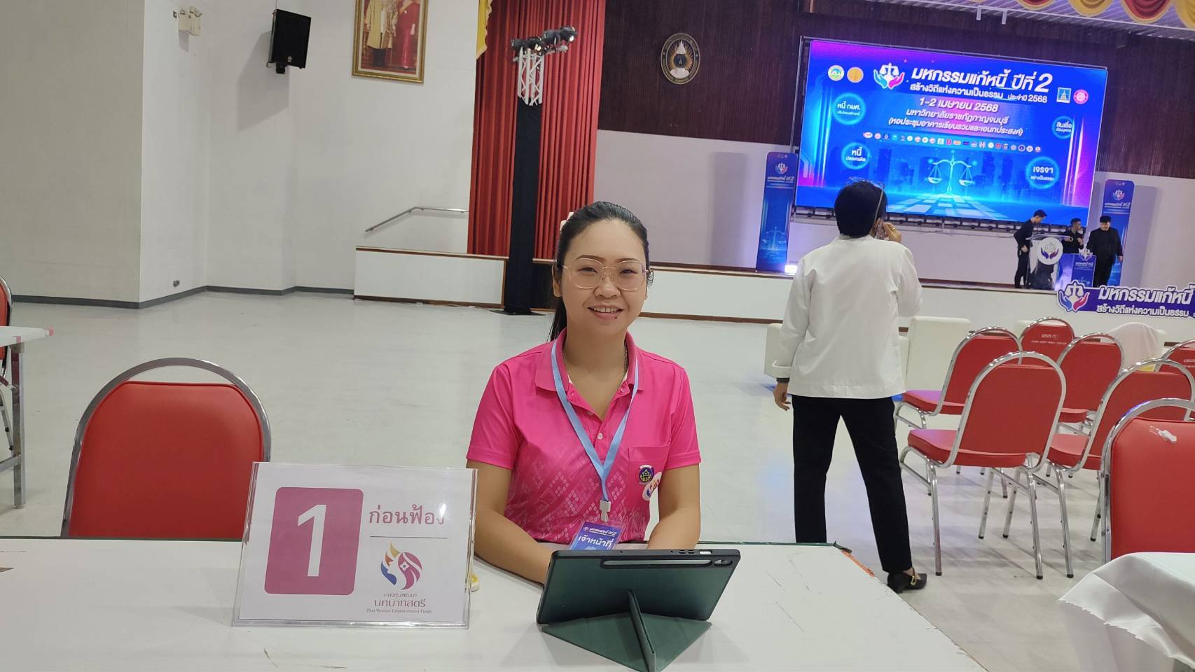 พช.กาญจนบุรี ร่วมกิจกรรม”มหกรรมแก้หนี้ สร้างวิถีแห่งความเป็นธรรม” ปีที่ 2