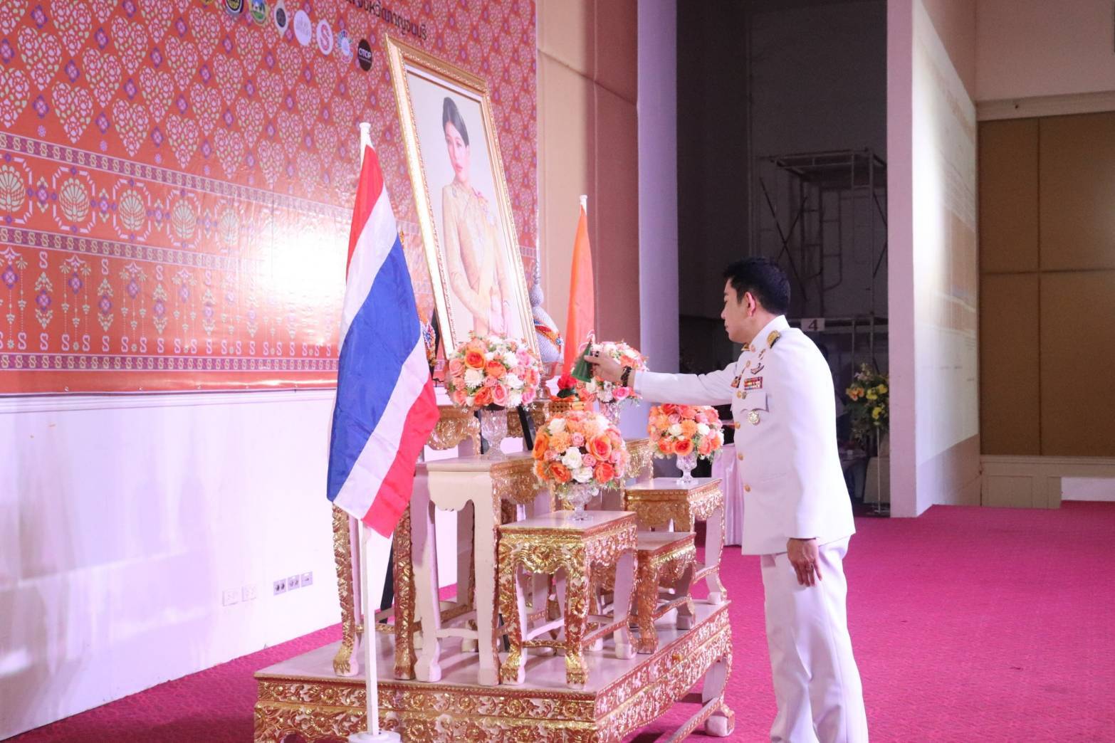 พช.กาญจนบุรี จัดพิธีมอบแบบลายผ้าพระราชทาน “ผ้าลายสิริราชพัสตราภรณ์” ให้กับหัวหน้าส่วนราชการ นายอำเภอทั้ง 13 อำเภอ พร้อมทั้งกลุ่มผู้ผลิตผ้า และช่างหัตถกรรม จำนวน 22 ราย