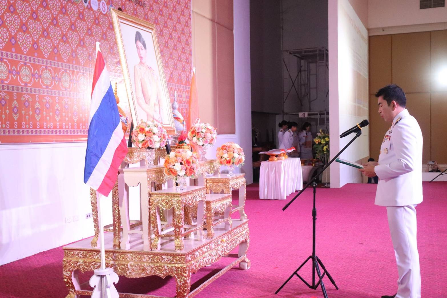 พช.กาญจนบุรี จัดพิธีมอบแบบลายผ้าพระราชทาน “ผ้าลายสิริราชพัสตราภรณ์” ให้กับหัวหน้าส่วนราชการ นายอำเภอทั้ง 13 อำเภอ พร้อมทั้งกลุ่มผู้ผลิตผ้า และช่างหัตถกรรม จำนวน 22 ราย