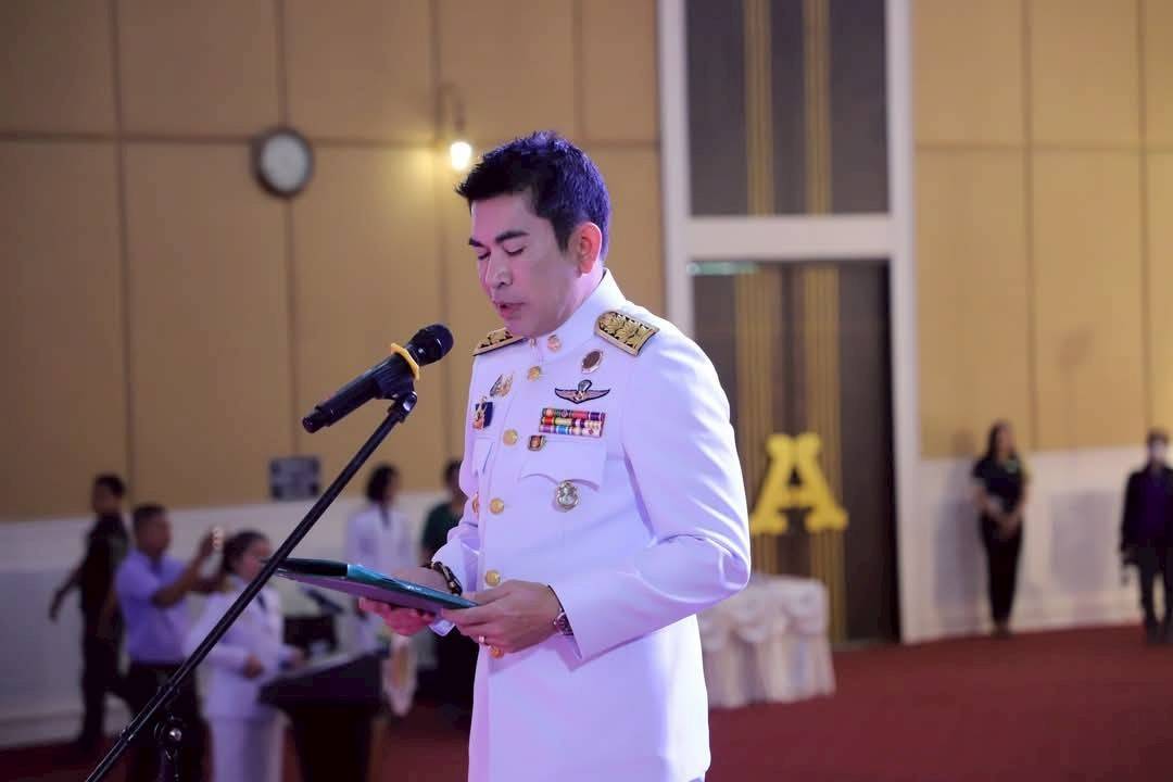 พช.กาญจนบุรี จัดพิธีมอบแบบลายผ้าพระราชทาน “ผ้าลายสิริราชพัสตราภรณ์” ให้กับหัวหน้าส่วนราชการ นายอำเภอทั้ง 13 อำเภอ พร้อมทั้งกลุ่มผู้ผลิตผ้า และช่างหัตถกรรม จำนวน 22 ราย