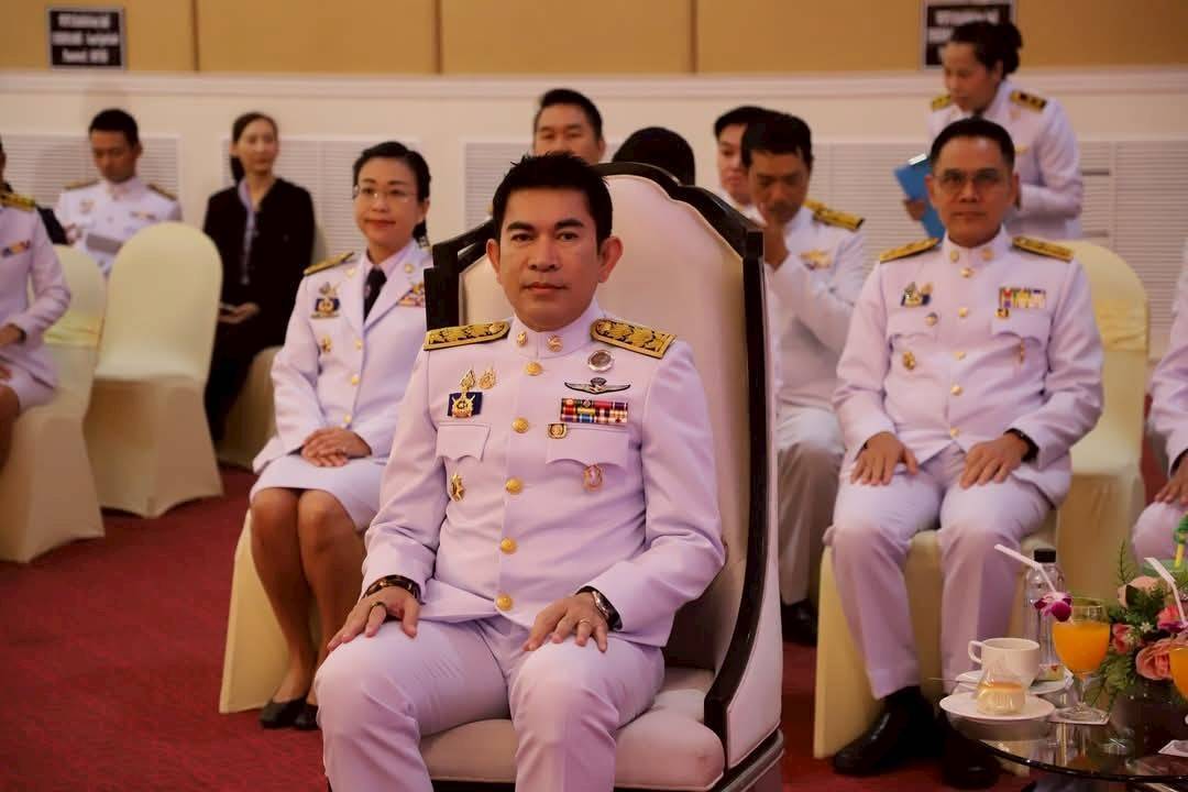 พช.กาญจนบุรี จัดพิธีมอบแบบลายผ้าพระราชทาน “ผ้าลายสิริราชพัสตราภรณ์” ให้กับหัวหน้าส่วนราชการ นายอำเภอทั้ง 13 อำเภอ พร้อมทั้งกลุ่มผู้ผลิตผ้า และช่างหัตถกรรม จำนวน 22 ราย