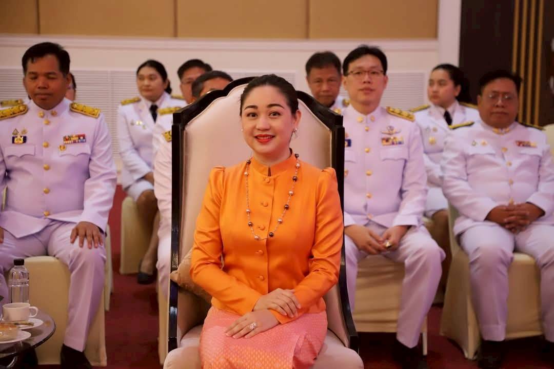 พช.กาญจนบุรี จัดพิธีมอบแบบลายผ้าพระราชทาน “ผ้าลายสิริราชพัสตราภรณ์” ให้กับหัวหน้าส่วนราชการ นายอำเภอทั้ง 13 อำเภอ พร้อมทั้งกลุ่มผู้ผลิตผ้า และช่างหัตถกรรม จำนวน 22 ราย