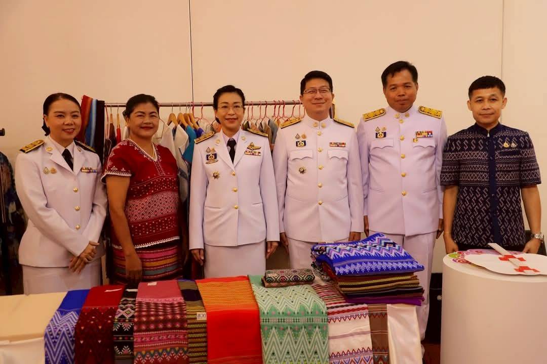 พช.กาญจนบุรี จัดพิธีมอบแบบลายผ้าพระราชทาน “ผ้าลายสิริราชพัสตราภรณ์” ให้กับหัวหน้าส่วนราชการ นายอำเภอทั้ง 13 อำเภอ พร้อมทั้งกลุ่มผู้ผลิตผ้า และช่างหัตถกรรม จำนวน 22 ราย