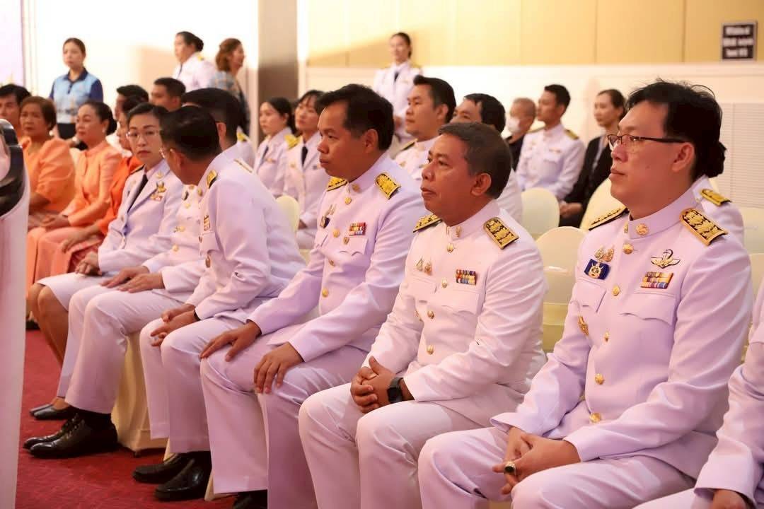 พช.กาญจนบุรี จัดพิธีมอบแบบลายผ้าพระราชทาน “ผ้าลายสิริราชพัสตราภรณ์” ให้กับหัวหน้าส่วนราชการ นายอำเภอทั้ง 13 อำเภอ พร้อมทั้งกลุ่มผู้ผลิตผ้า และช่างหัตถกรรม จำนวน 22 ราย