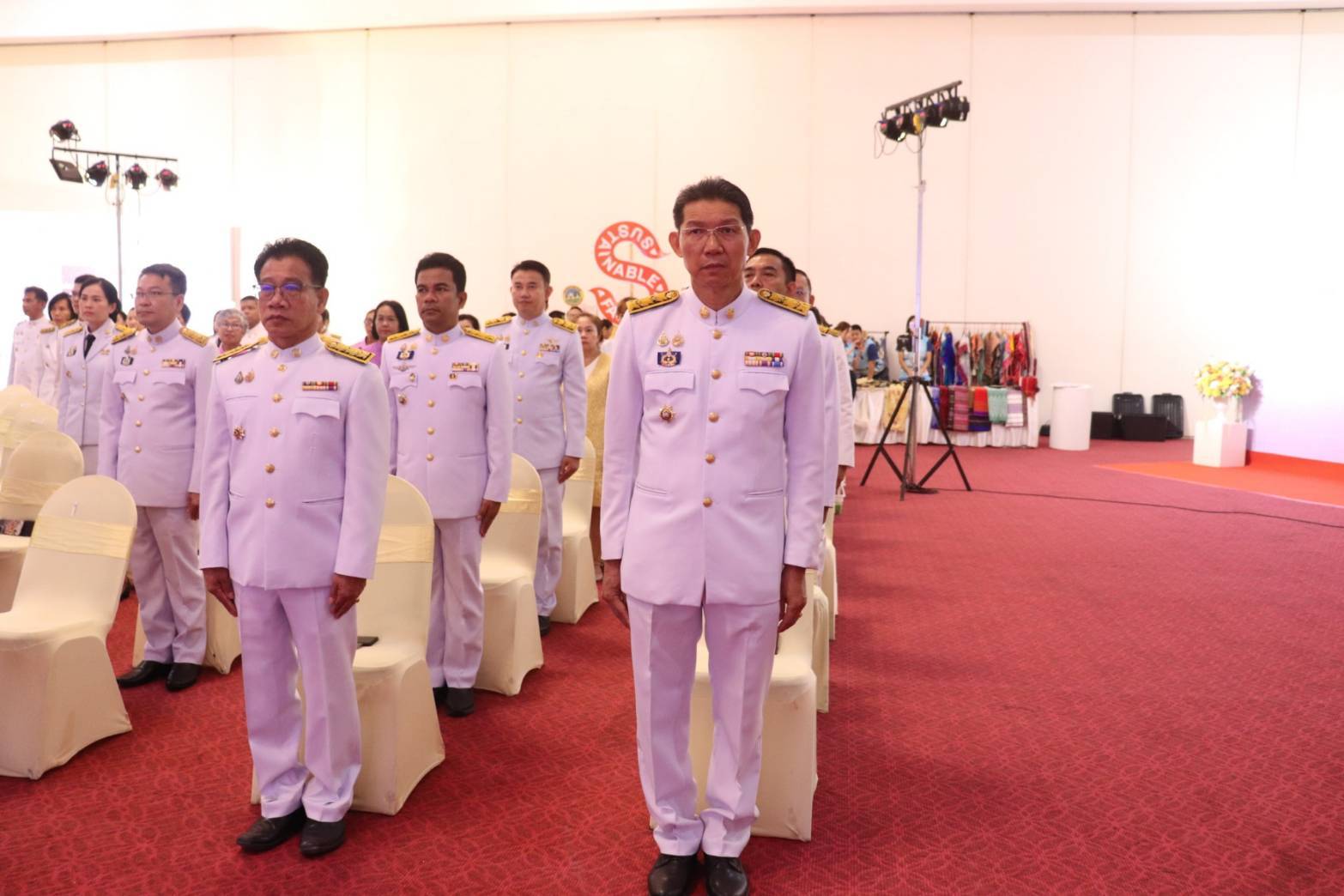 พช.กาญจนบุรี จัดพิธีมอบแบบลายผ้าพระราชทาน “ผ้าลายสิริราชพัสตราภรณ์” ให้กับหัวหน้าส่วนราชการ นายอำเภอทั้ง 13 อำเภอ พร้อมทั้งกลุ่มผู้ผลิตผ้า และช่างหัตถกรรม จำนวน 22 ราย