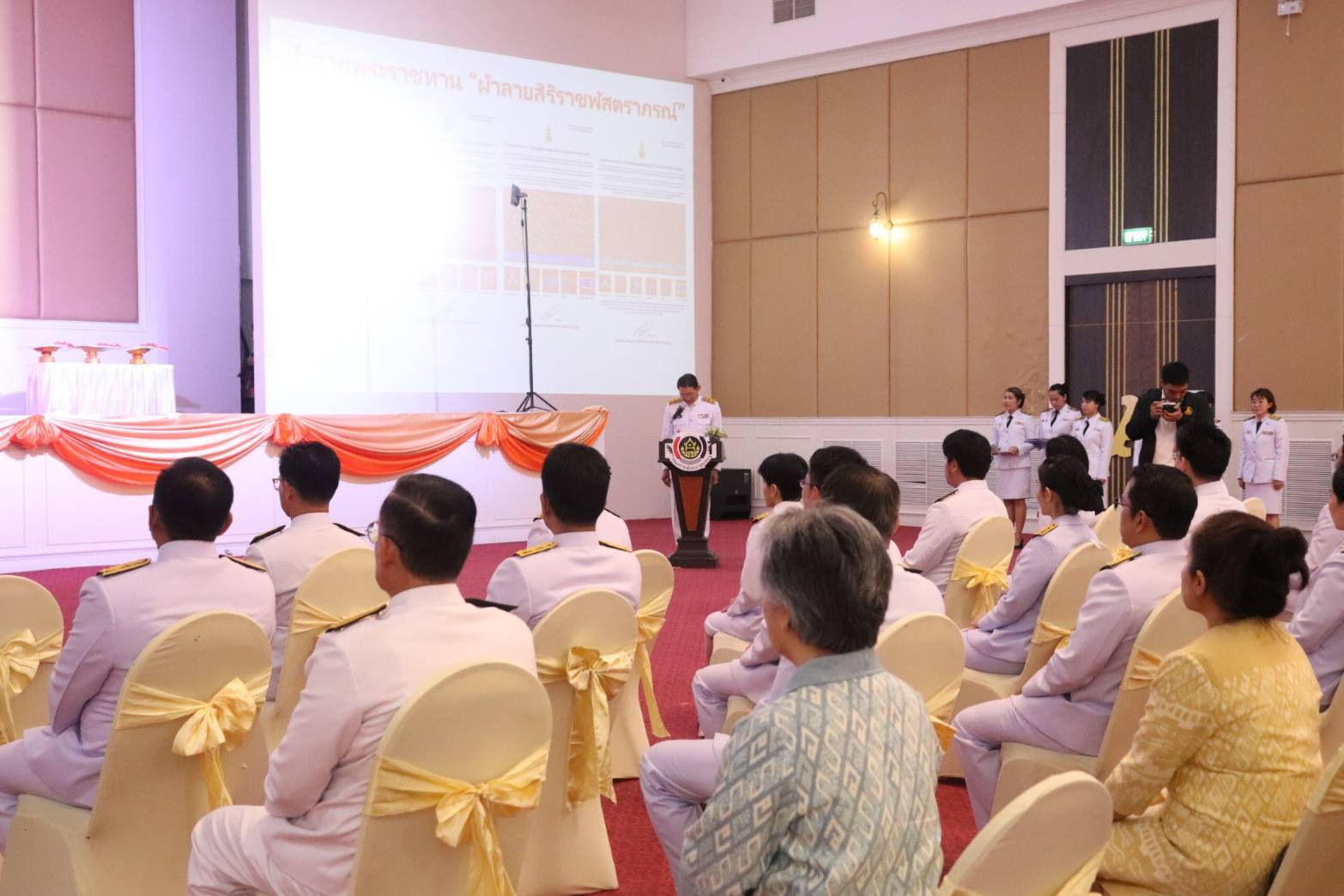 พช.กาญจนบุรี จัดพิธีมอบแบบลายผ้าพระราชทาน “ผ้าลายสิริราชพัสตราภรณ์” ให้กับหัวหน้าส่วนราชการ นายอำเภอทั้ง 13 อำเภอ พร้อมทั้งกลุ่มผู้ผลิตผ้า และช่างหัตถกรรม จำนวน 22 ราย