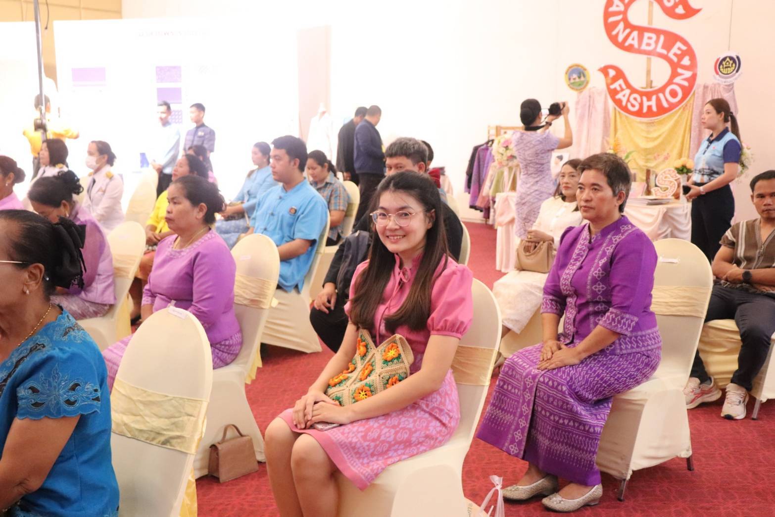 พช.กาญจนบุรี จัดพิธีมอบแบบลายผ้าพระราชทาน “ผ้าลายสิริราชพัสตราภรณ์” ให้กับหัวหน้าส่วนราชการ นายอำเภอทั้ง 13 อำเภอ พร้อมทั้งกลุ่มผู้ผลิตผ้า และช่างหัตถกรรม จำนวน 22 ราย