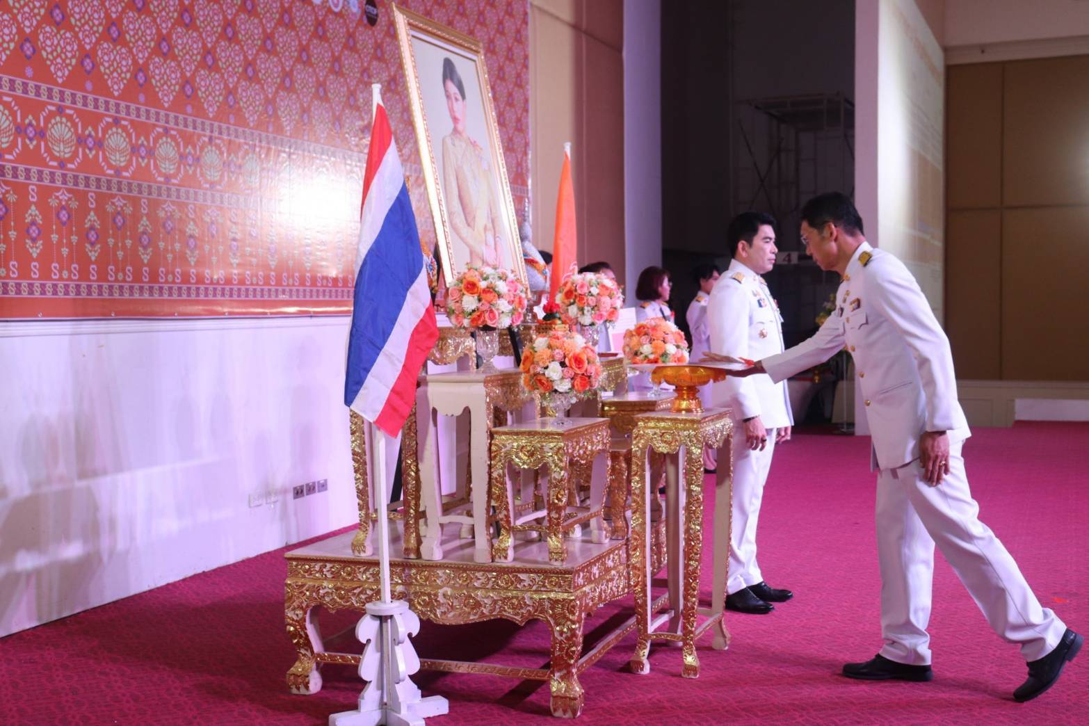 พช.กาญจนบุรี จัดพิธีมอบแบบลายผ้าพระราชทาน “ผ้าลายสิริราชพัสตราภรณ์” ให้กับหัวหน้าส่วนราชการ นายอำเภอทั้ง 13 อำเภอ พร้อมทั้งกลุ่มผู้ผลิตผ้า และช่างหัตถกรรม จำนวน 22 ราย