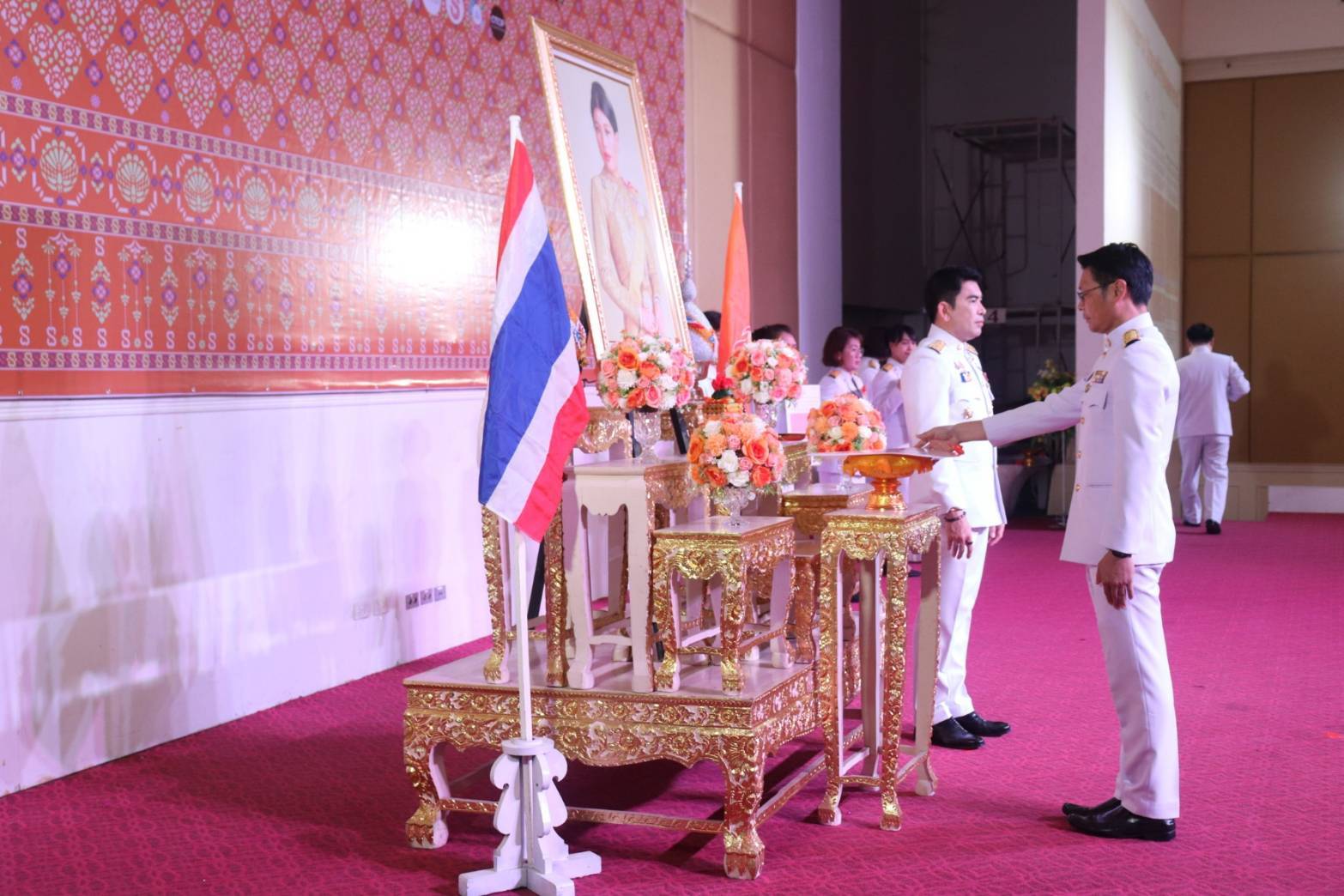 พช.กาญจนบุรี จัดพิธีมอบแบบลายผ้าพระราชทาน “ผ้าลายสิริราชพัสตราภรณ์” ให้กับหัวหน้าส่วนราชการ นายอำเภอทั้ง 13 อำเภอ พร้อมทั้งกลุ่มผู้ผลิตผ้า และช่างหัตถกรรม จำนวน 22 ราย