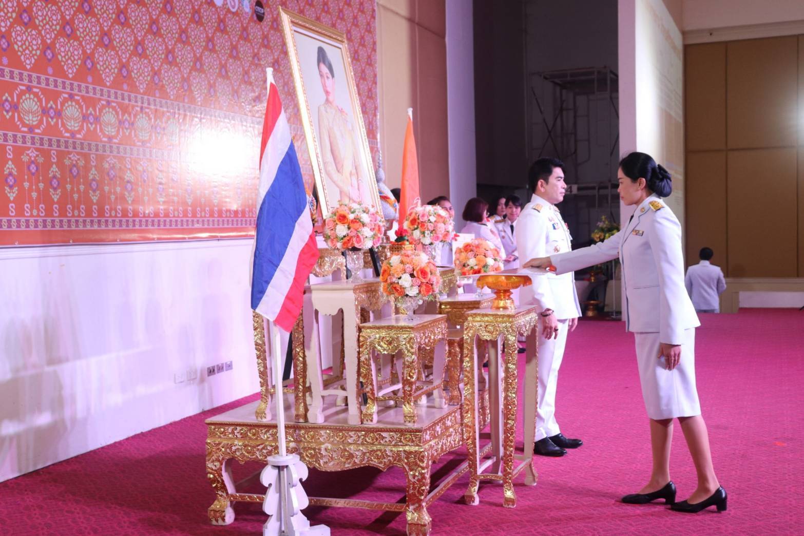 พช.กาญจนบุรี จัดพิธีมอบแบบลายผ้าพระราชทาน “ผ้าลายสิริราชพัสตราภรณ์” ให้กับหัวหน้าส่วนราชการ นายอำเภอทั้ง 13 อำเภอ พร้อมทั้งกลุ่มผู้ผลิตผ้า และช่างหัตถกรรม จำนวน 22 ราย