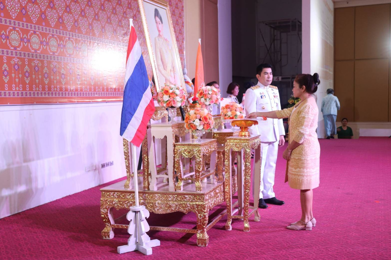 พช.กาญจนบุรี จัดพิธีมอบแบบลายผ้าพระราชทาน “ผ้าลายสิริราชพัสตราภรณ์” ให้กับหัวหน้าส่วนราชการ นายอำเภอทั้ง 13 อำเภอ พร้อมทั้งกลุ่มผู้ผลิตผ้า และช่างหัตถกรรม จำนวน 22 ราย