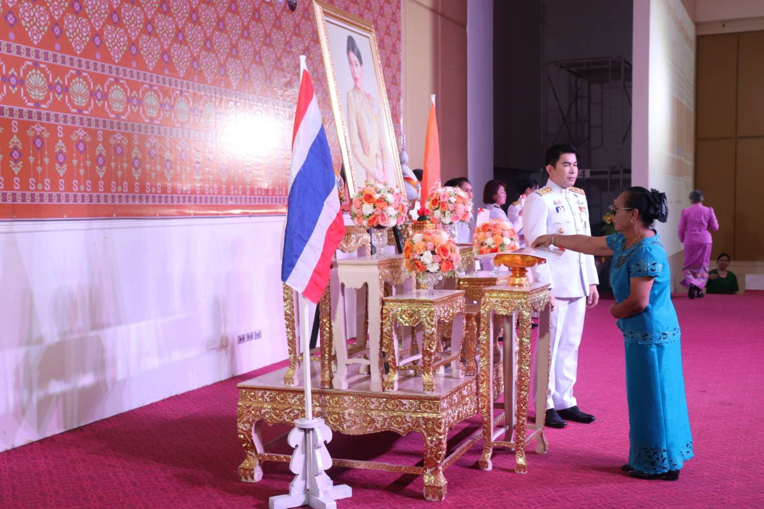 พช.กาญจนบุรี จัดพิธีมอบแบบลายผ้าพระราชทาน “ผ้าลายสิริราชพัสตราภรณ์” ให้กับหัวหน้าส่วนราชการ นายอำเภอทั้ง 13 อำเภอ พร้อมทั้งกลุ่มผู้ผลิตผ้า และช่างหัตถกรรม จำนวน 22 ราย