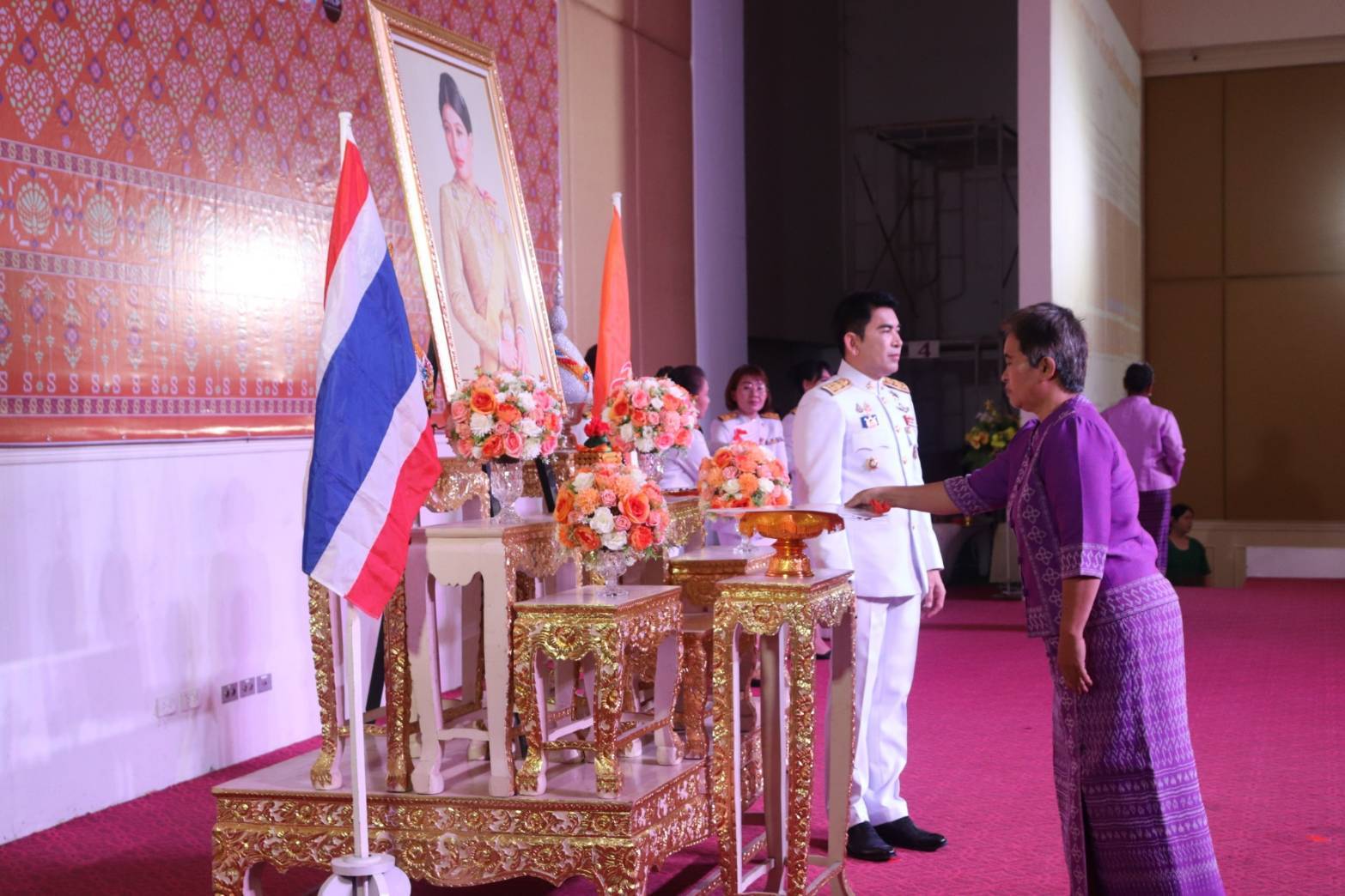 พช.กาญจนบุรี จัดพิธีมอบแบบลายผ้าพระราชทาน “ผ้าลายสิริราชพัสตราภรณ์” ให้กับหัวหน้าส่วนราชการ นายอำเภอทั้ง 13 อำเภอ พร้อมทั้งกลุ่มผู้ผลิตผ้า และช่างหัตถกรรม จำนวน 22 ราย