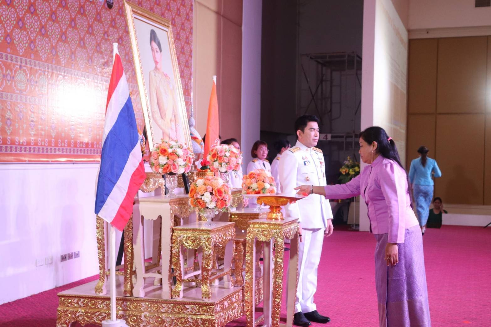 พช.กาญจนบุรี จัดพิธีมอบแบบลายผ้าพระราชทาน “ผ้าลายสิริราชพัสตราภรณ์” ให้กับหัวหน้าส่วนราชการ นายอำเภอทั้ง 13 อำเภอ พร้อมทั้งกลุ่มผู้ผลิตผ้า และช่างหัตถกรรม จำนวน 22 ราย