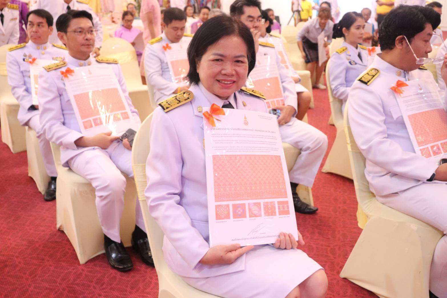 พช.กาญจนบุรี จัดพิธีมอบแบบลายผ้าพระราชทาน “ผ้าลายสิริราชพัสตราภรณ์” ให้กับหัวหน้าส่วนราชการ นายอำเภอทั้ง 13 อำเภอ พร้อมทั้งกลุ่มผู้ผลิตผ้า และช่างหัตถกรรม จำนวน 22 ราย
